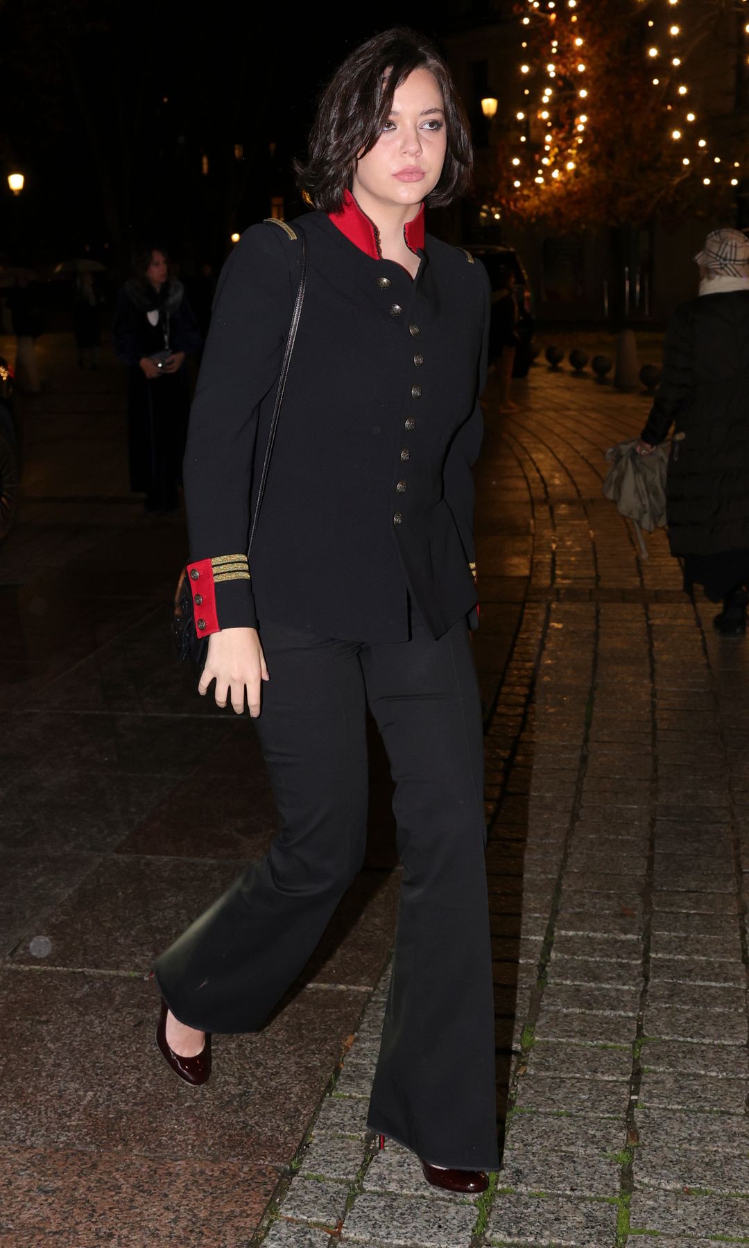 Alejandra Cortina con chaqueta estilo militar ceñida de Ralph Lauren Collection