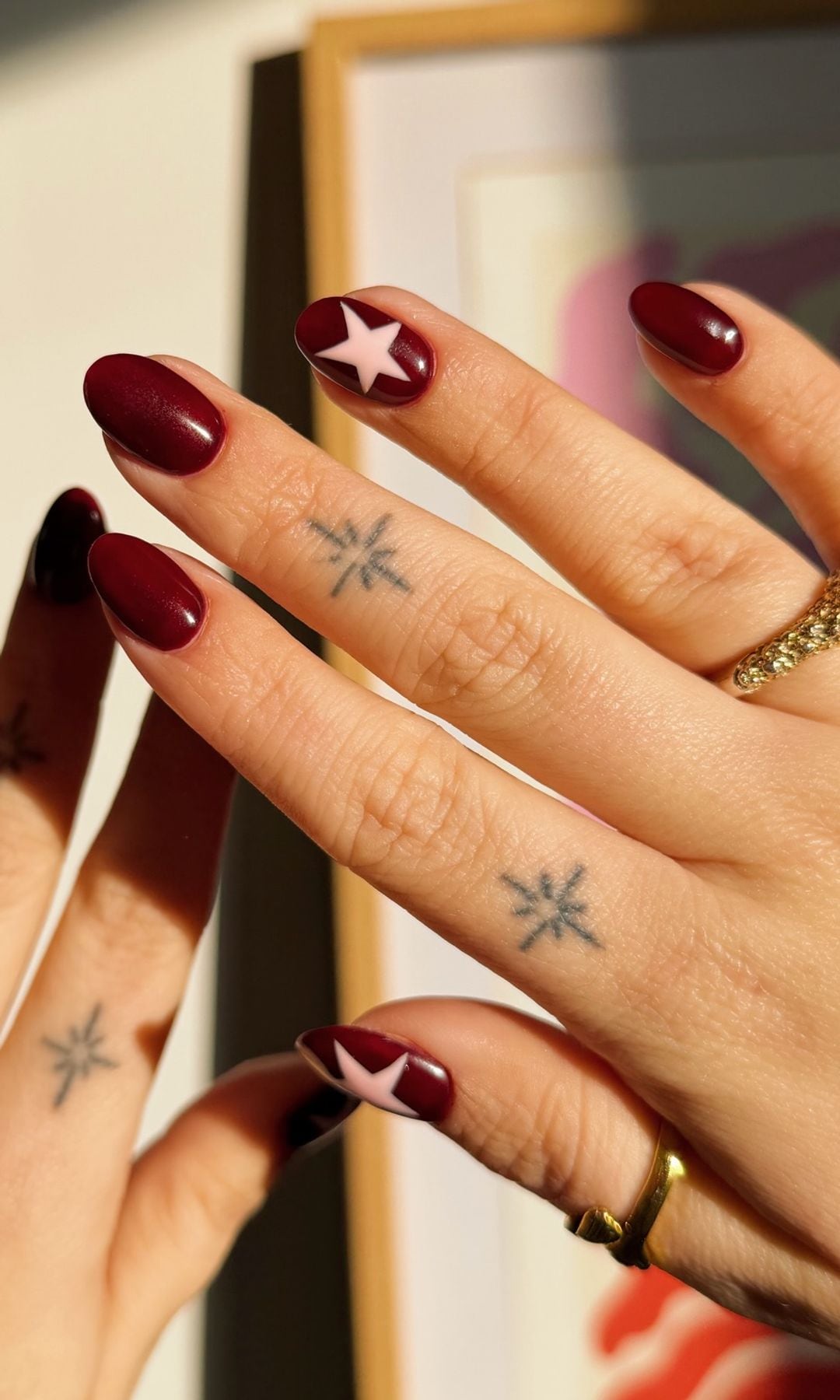 Manicura burdeos estrellas