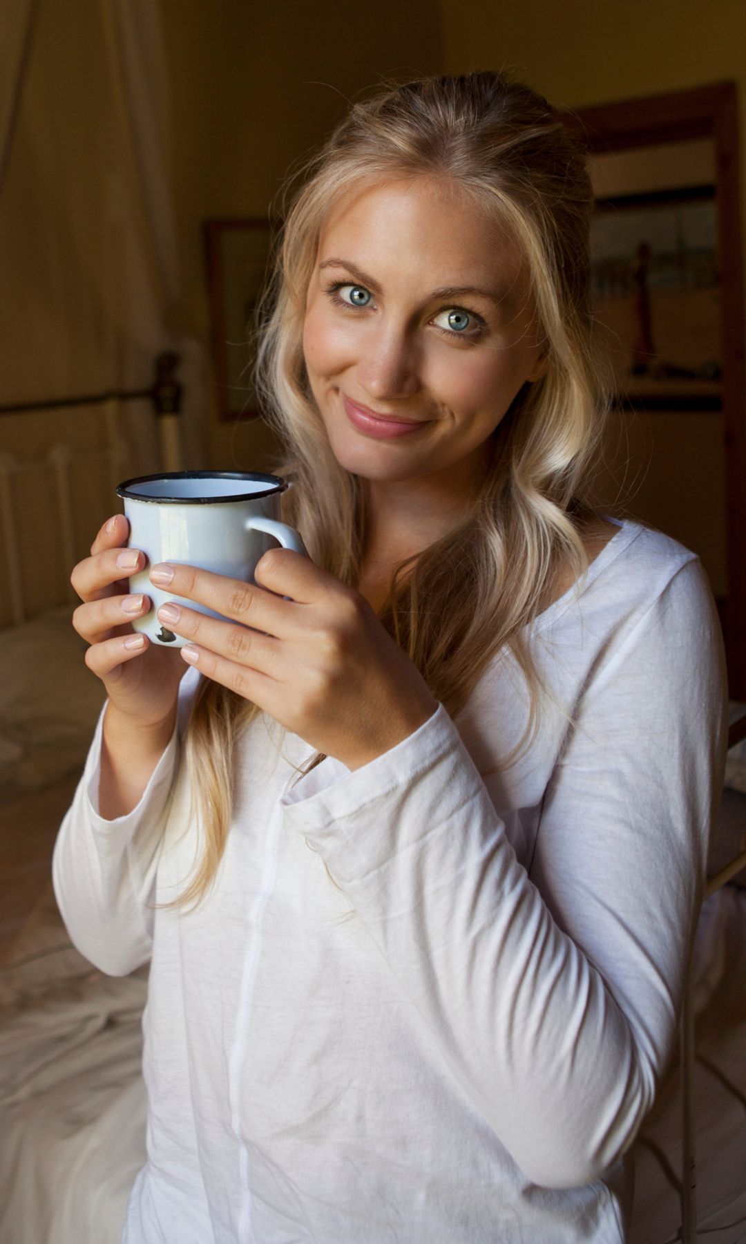 chica cafe pijama