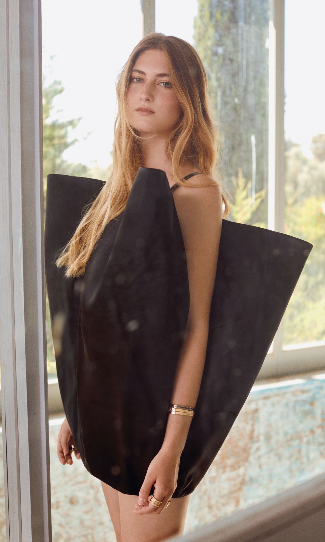 La menor de las hermanas con un arquitectónico vestido de Peio Santisteban y joyas de Bvlgari y Dinh Van