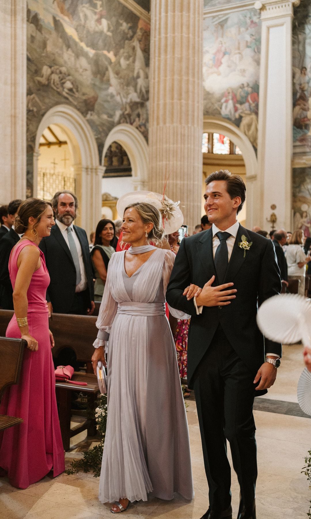 Madrina con vestido de color lavanda