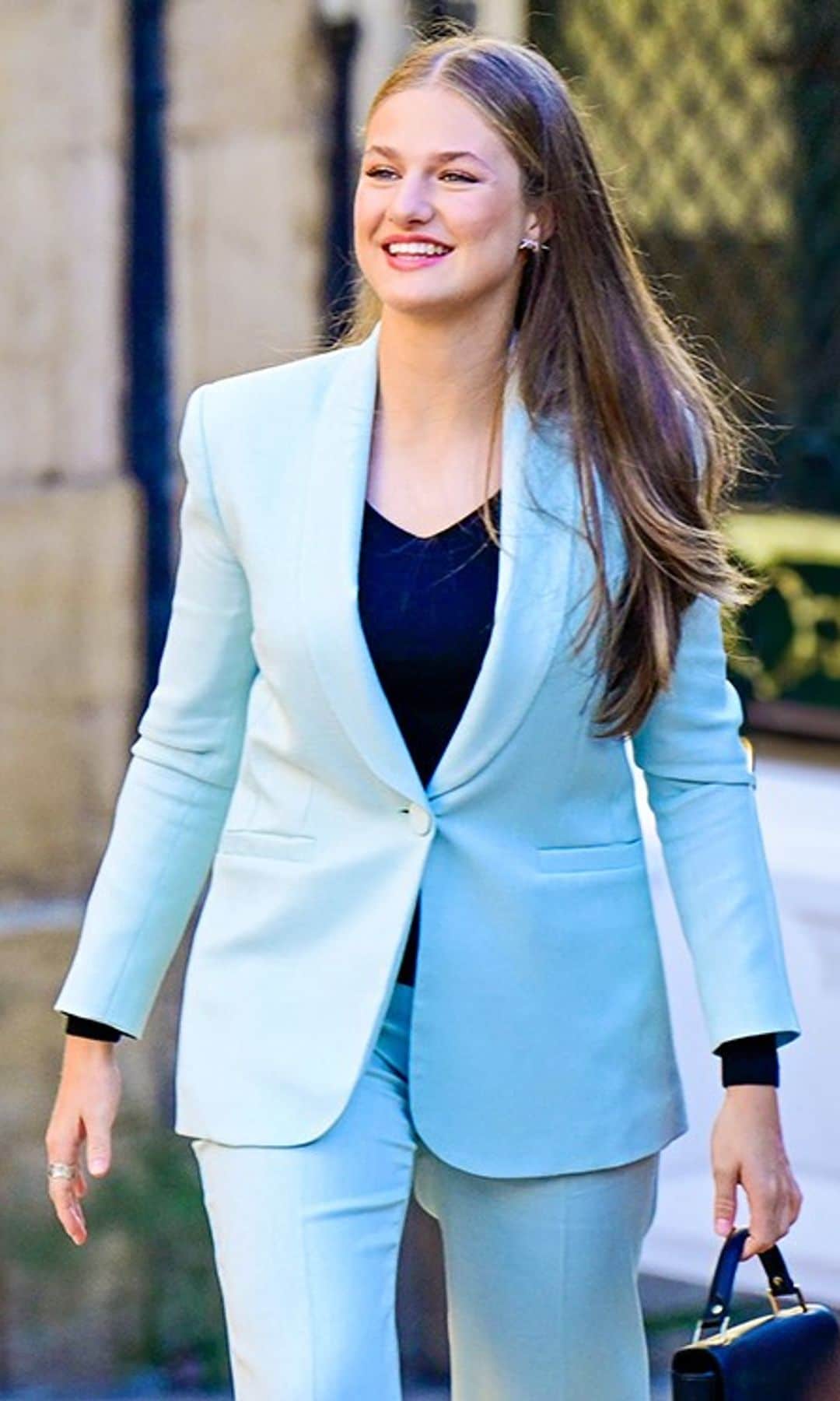 Plano medio de la Princesa Leonor con traje azul celeste