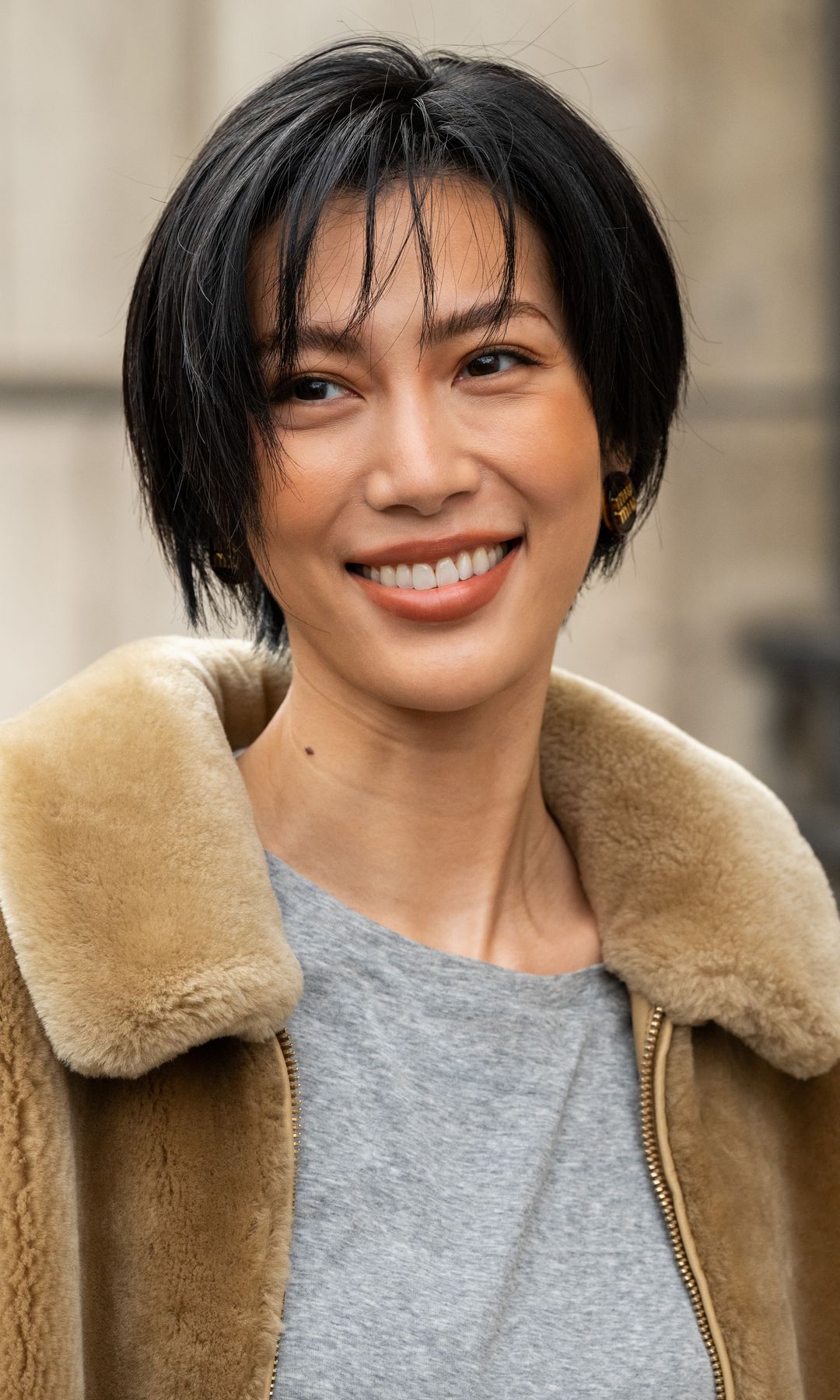  Mujer con pelo corto 