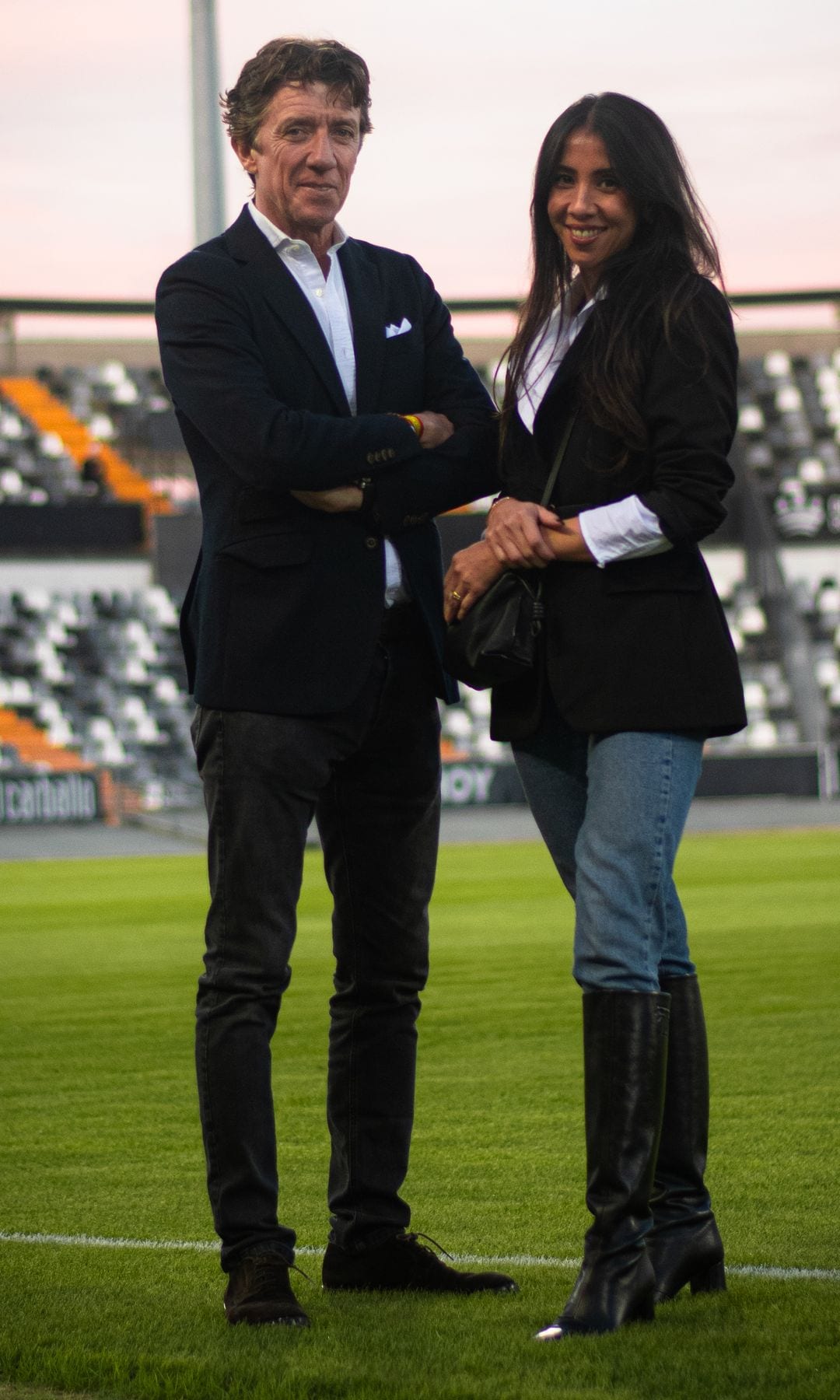 Colate y María Bernabé, posando en el estadio del Badajoz