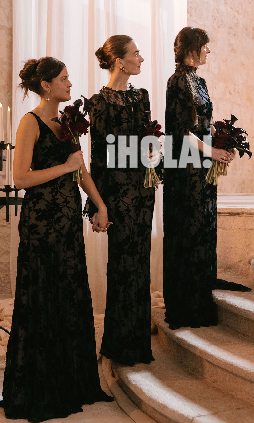 Las damas de honor de la novia: Dakota Johnson, Atherton Grace Johson y Adaline Gruszynski, hermana del novio. Las tres llevaron diferentes diseños de inspiración gótica, pero con el mismo estampado floral