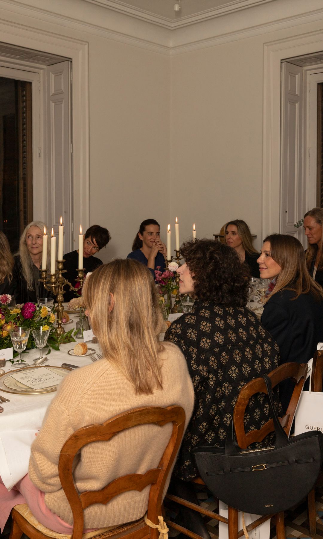 Entre las invitadas al evento se encontraban: la artista Brianda Fitz-James Stuart, la estilista Prisca Pérez Pla, la interiorista Alejandra Pombo y Valentina Zuloaga, creadora de contenido, y otras invitadas muy especiales.