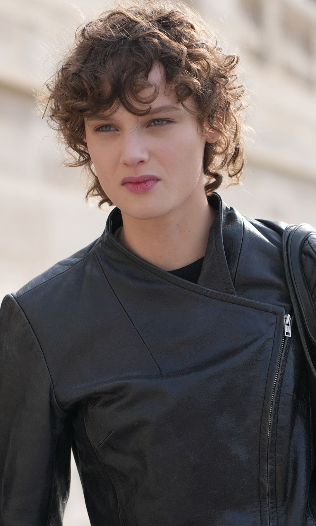 Dos modelos en la Semana de la Moda de París con looks negros