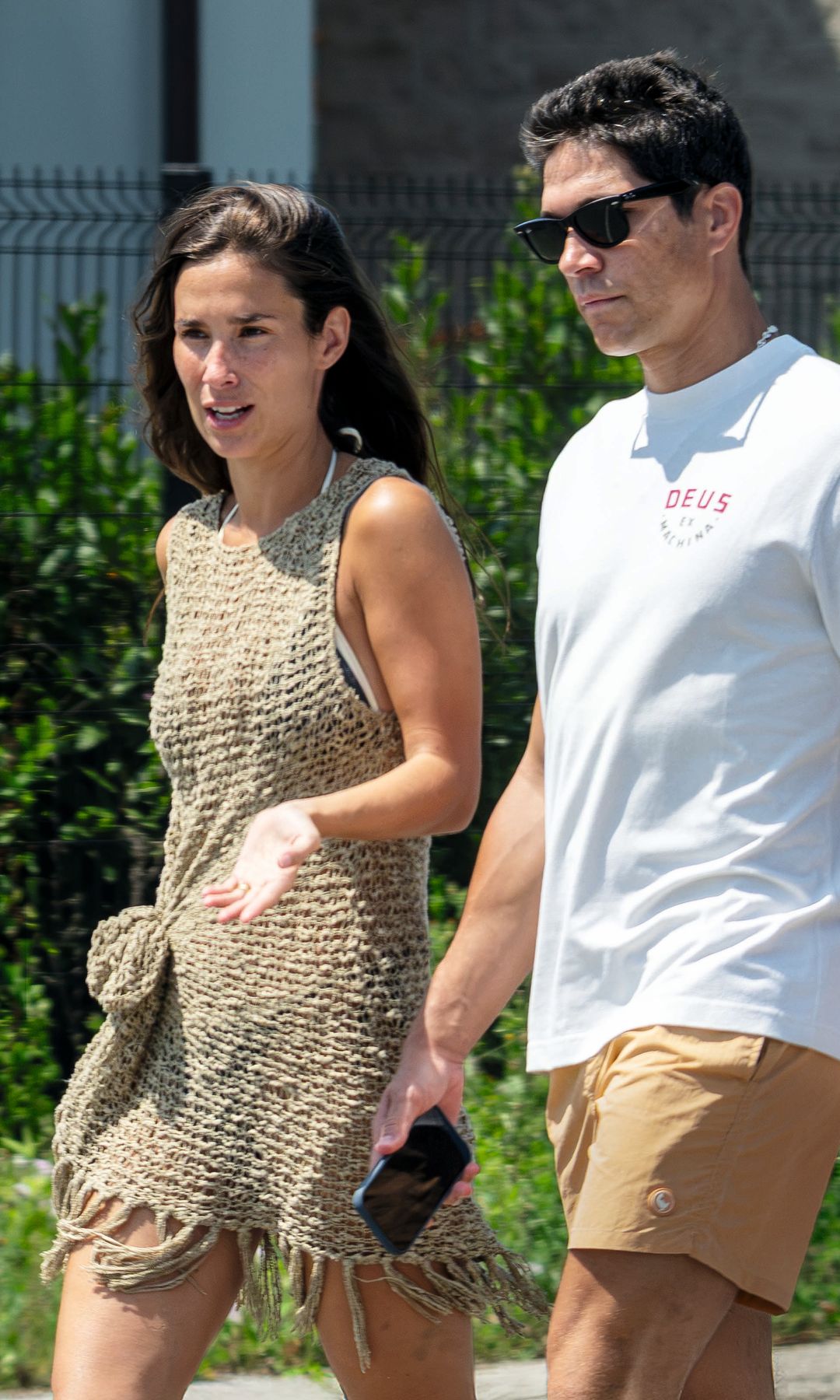 María Pombo y Pablo Castellano de camino a la playa