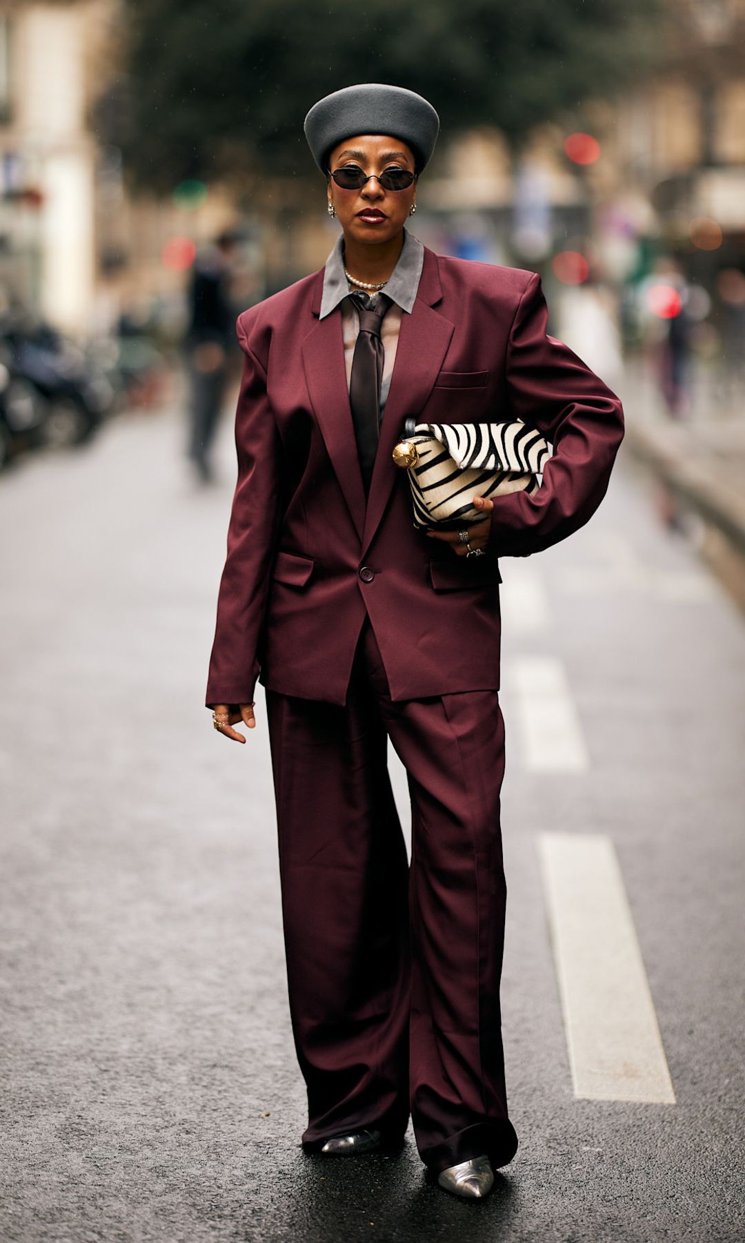 Look con traje burdeos