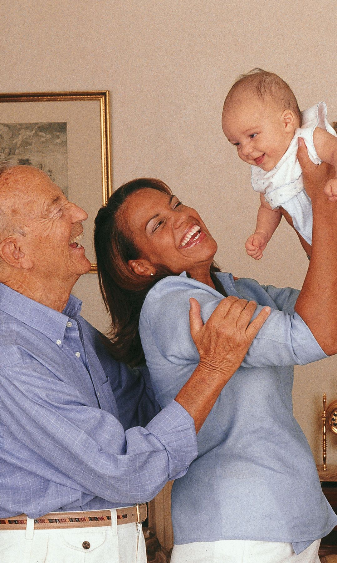 El Doctor Iglesias Puga junto a Ronna Keitt y su primer bebé en común, su hijo mayor Jaime
