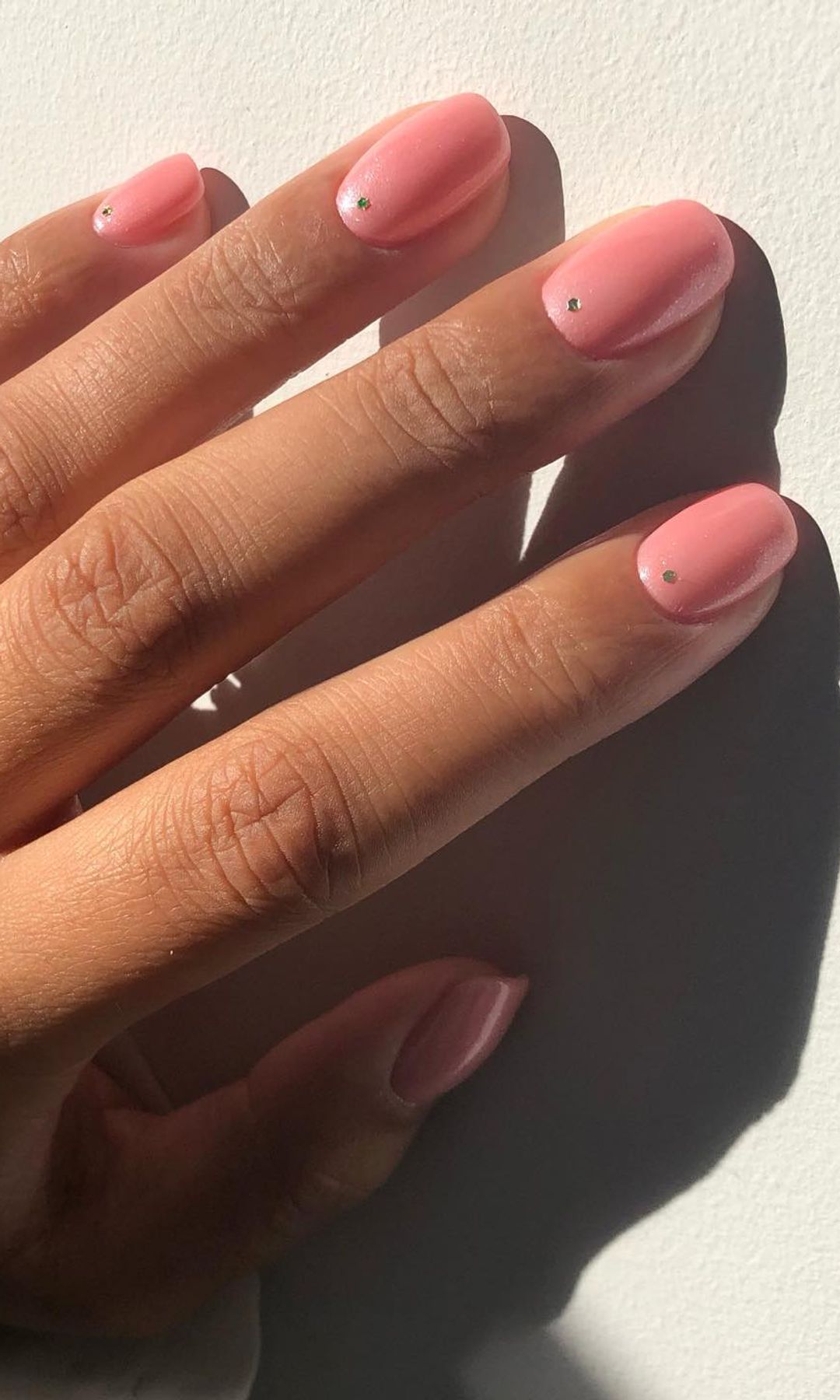 Manicura rosa con brillos
