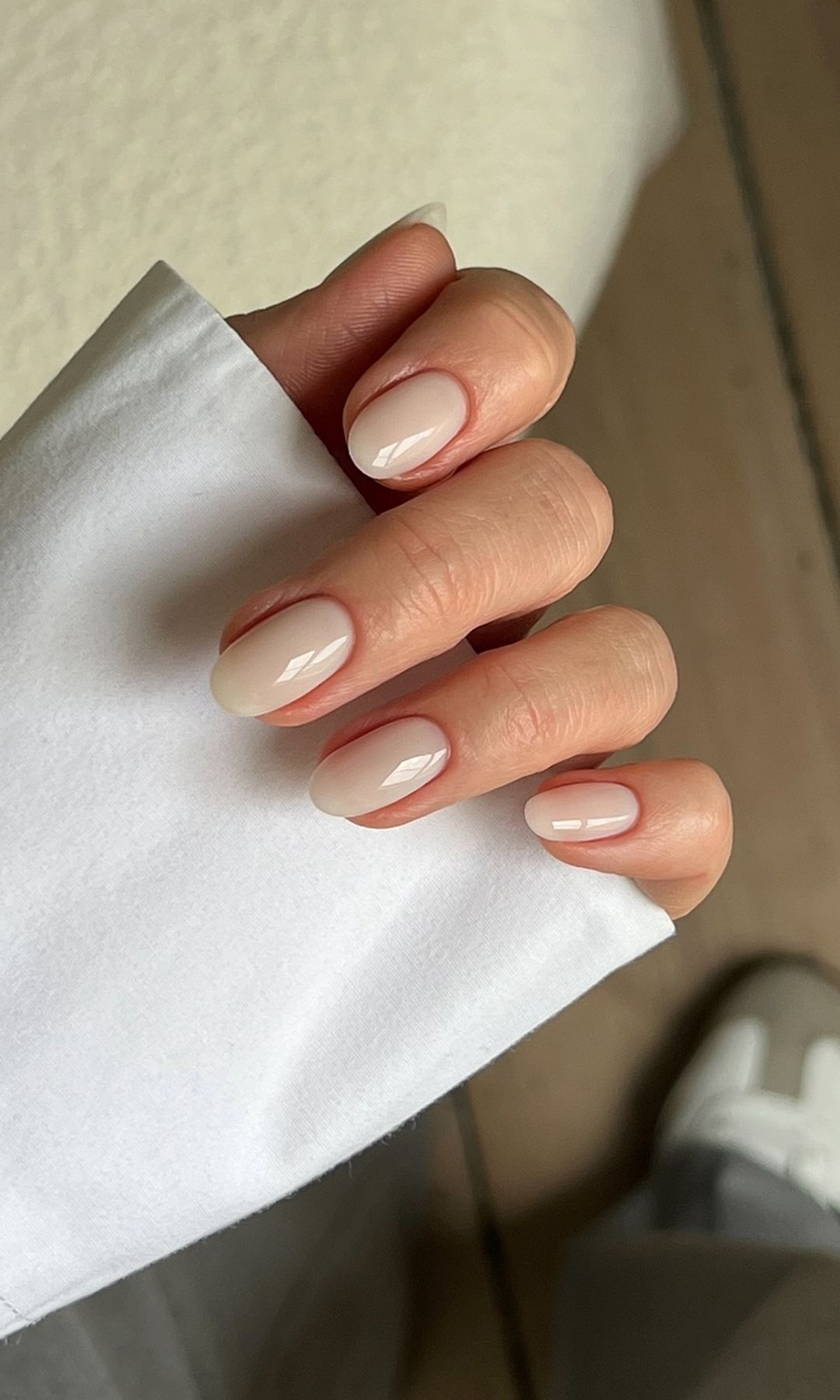 Manicura en blanco lechoso