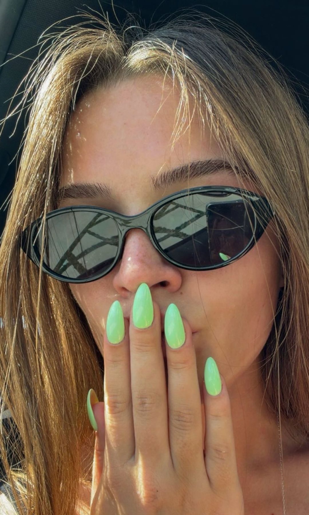 Manicura verde neón