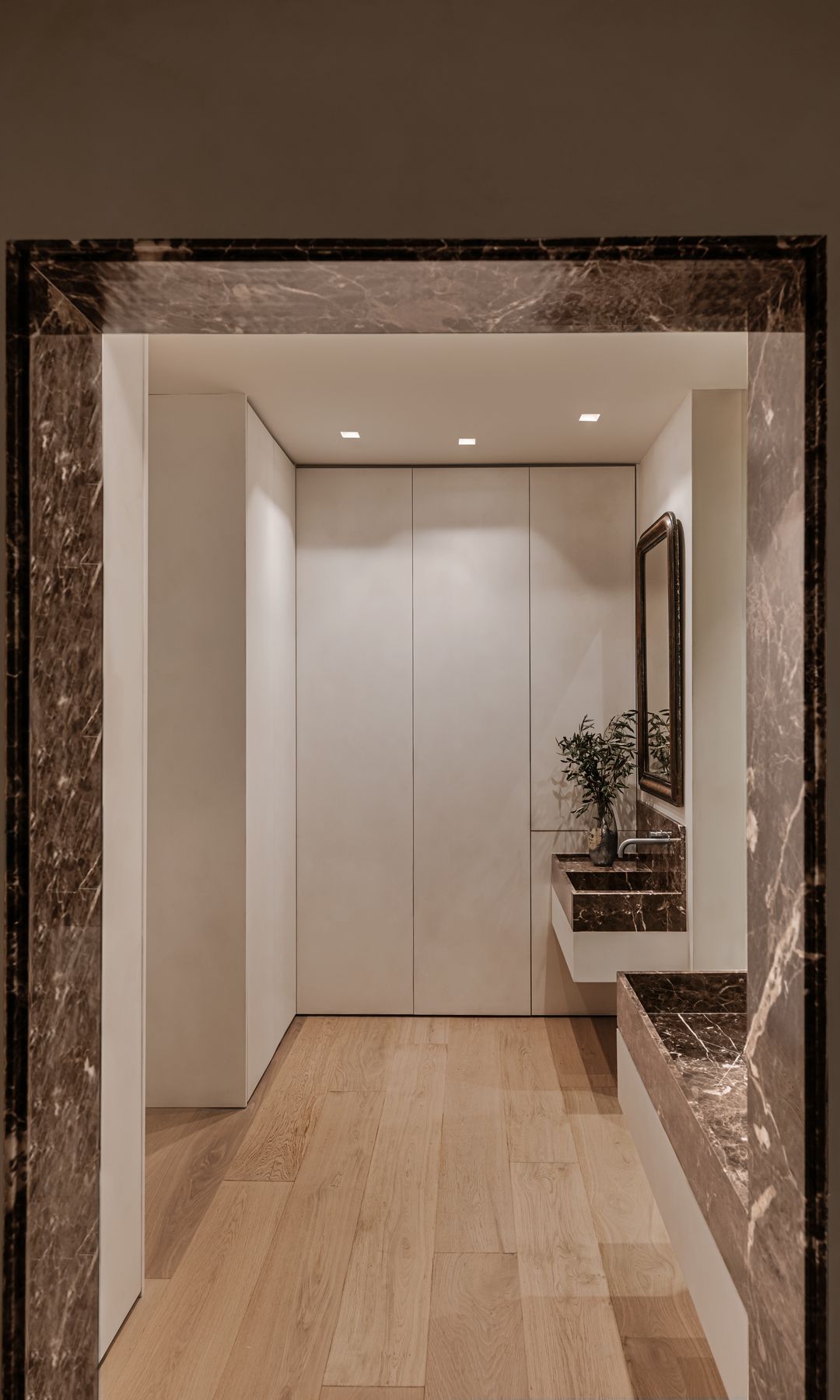 Armarios en la zona de lavabos del baño