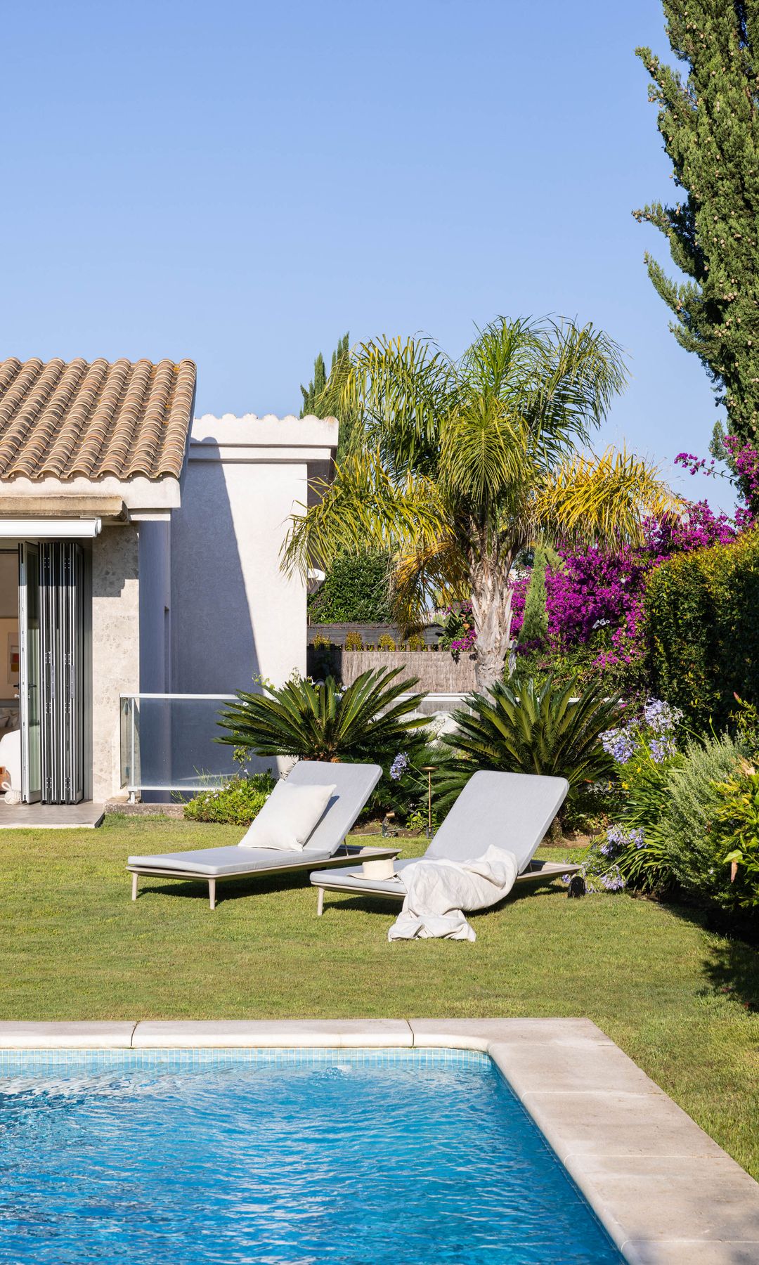 Jardín con piscina en un proyecto de María Acha Interiorismo