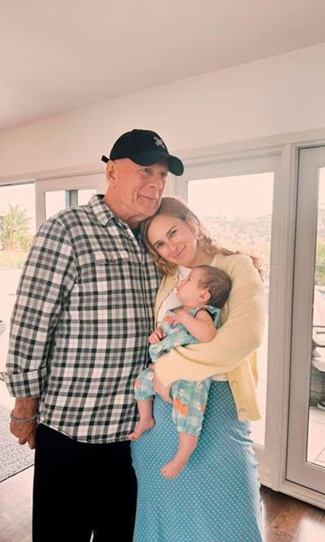Rumer Willis con su padre Bruce Willis, quien fue diagnosticado con afasia en la primavera de 2022. 
