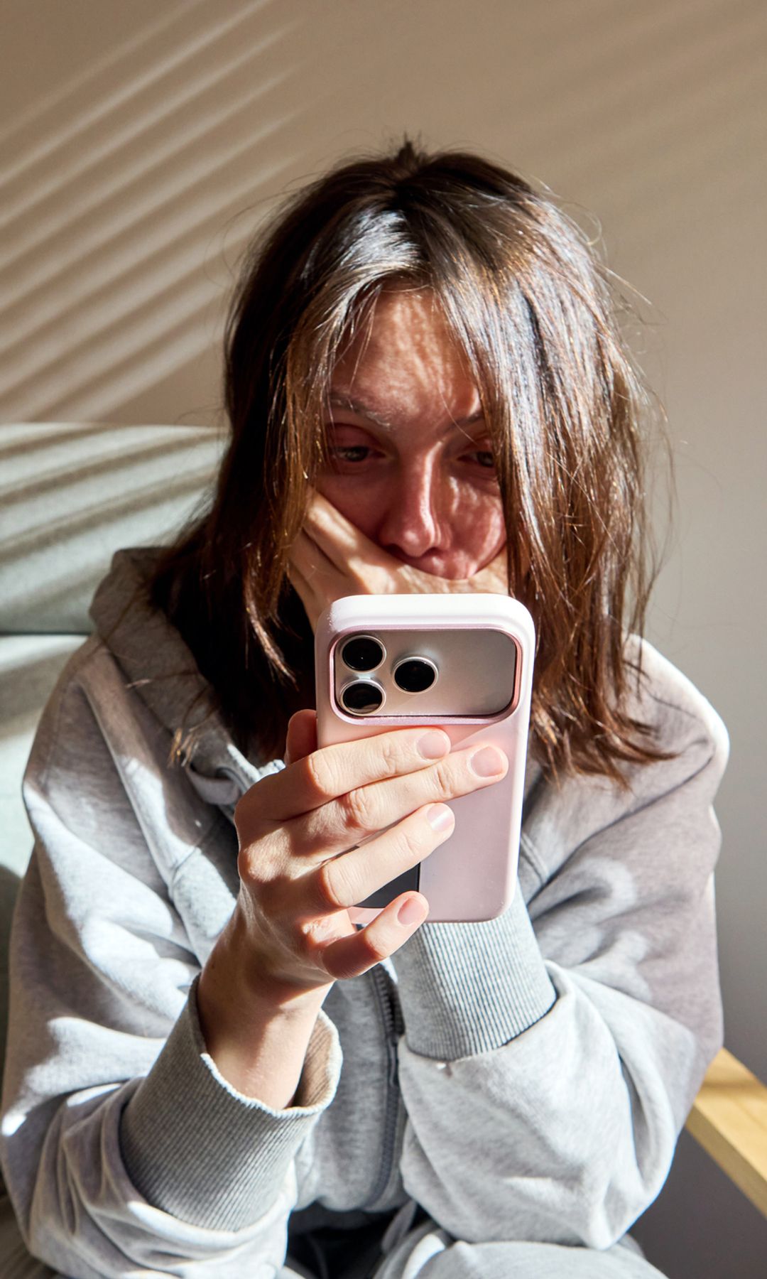Mujer triste mirando el móvil