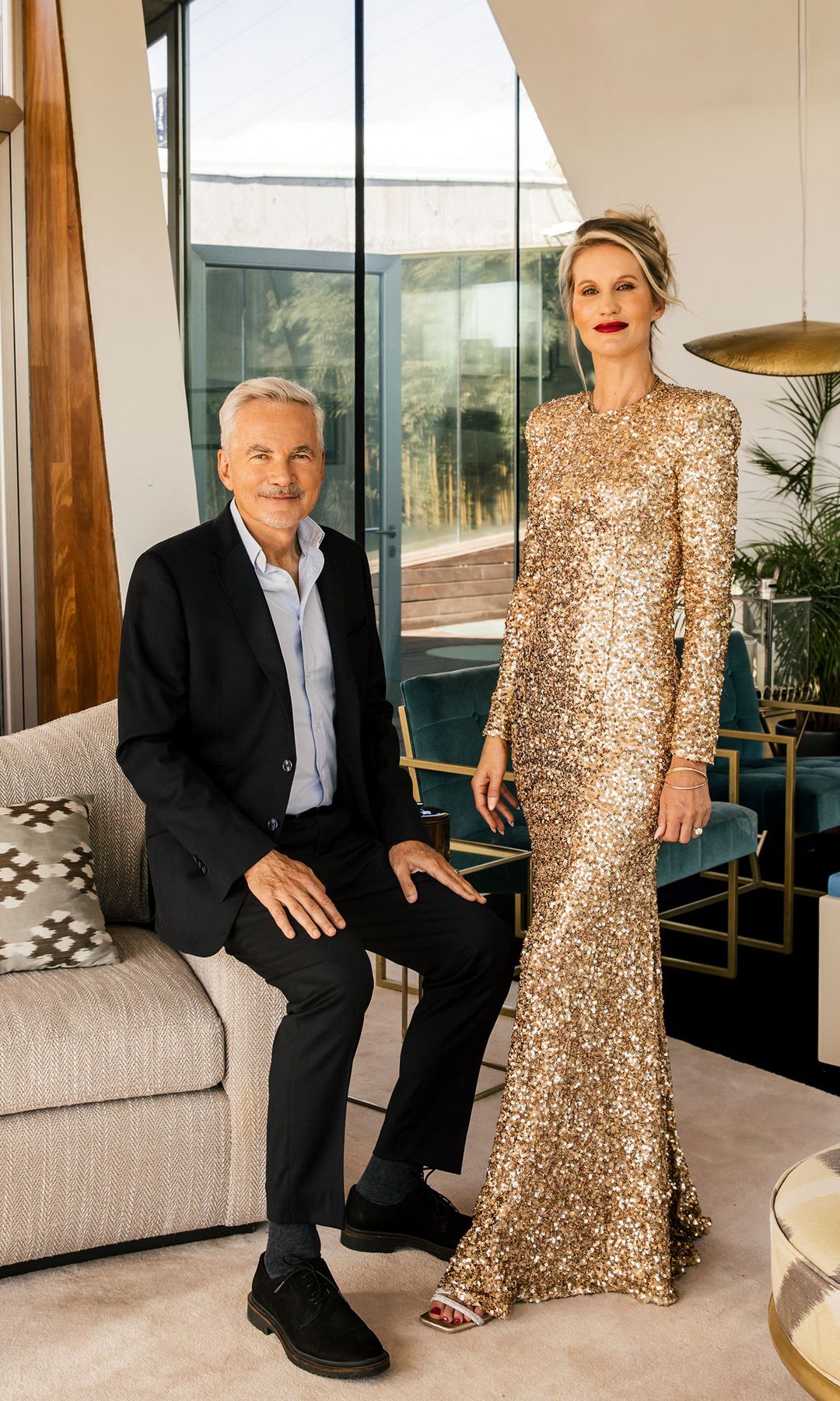 Martín y Nina posan en el salón principal de la casa,  inundado por la luz natural, gracias a las cristaleras de la fachada y del patio interior