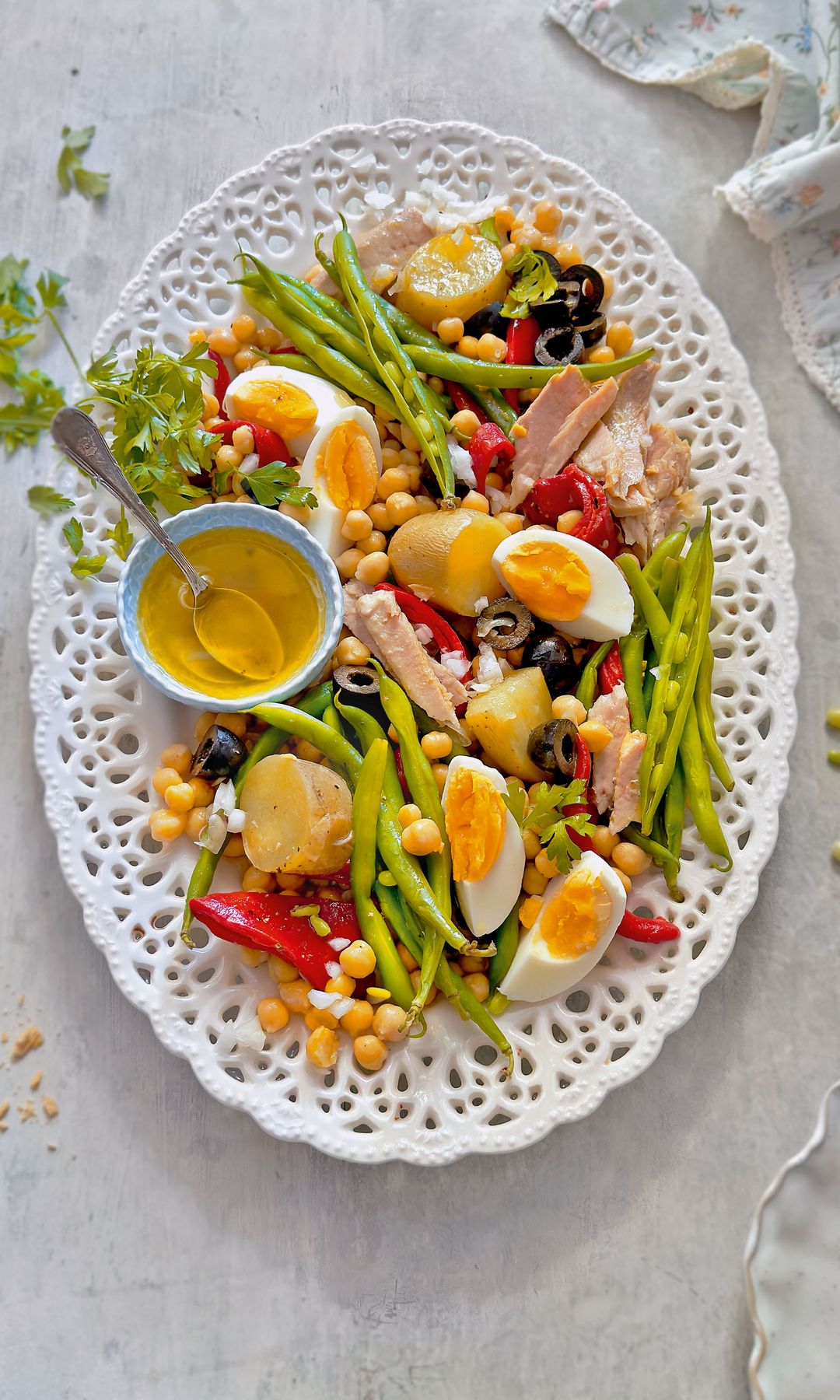 Ensalada campera de garbanzos,
pimientos asados y ventresca