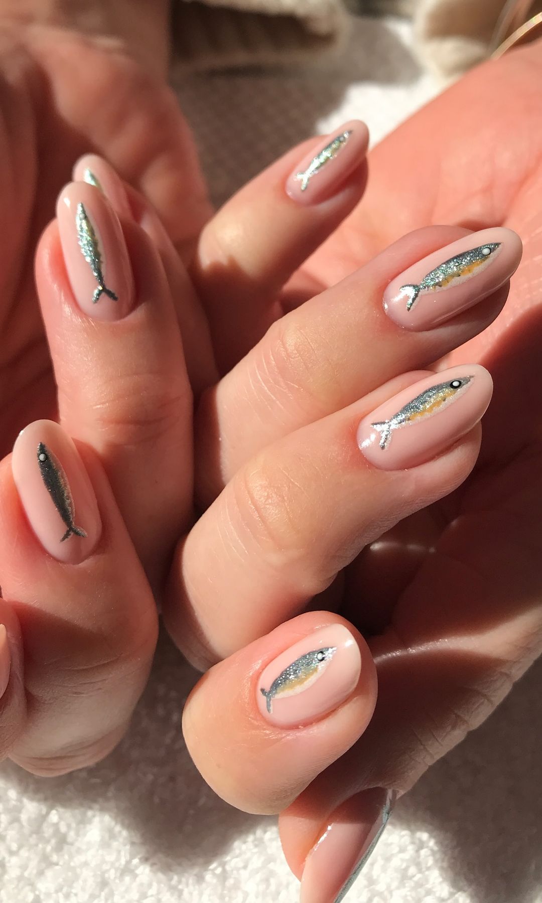 Manicura minimalista de peces