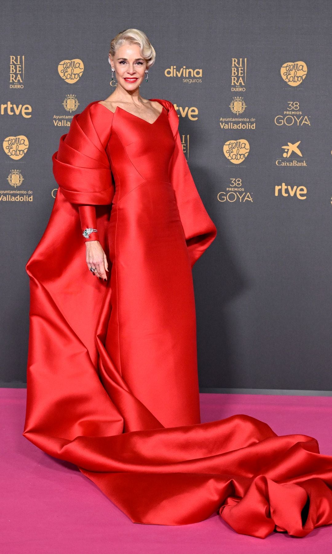 Belén Rueda con vestido rojo