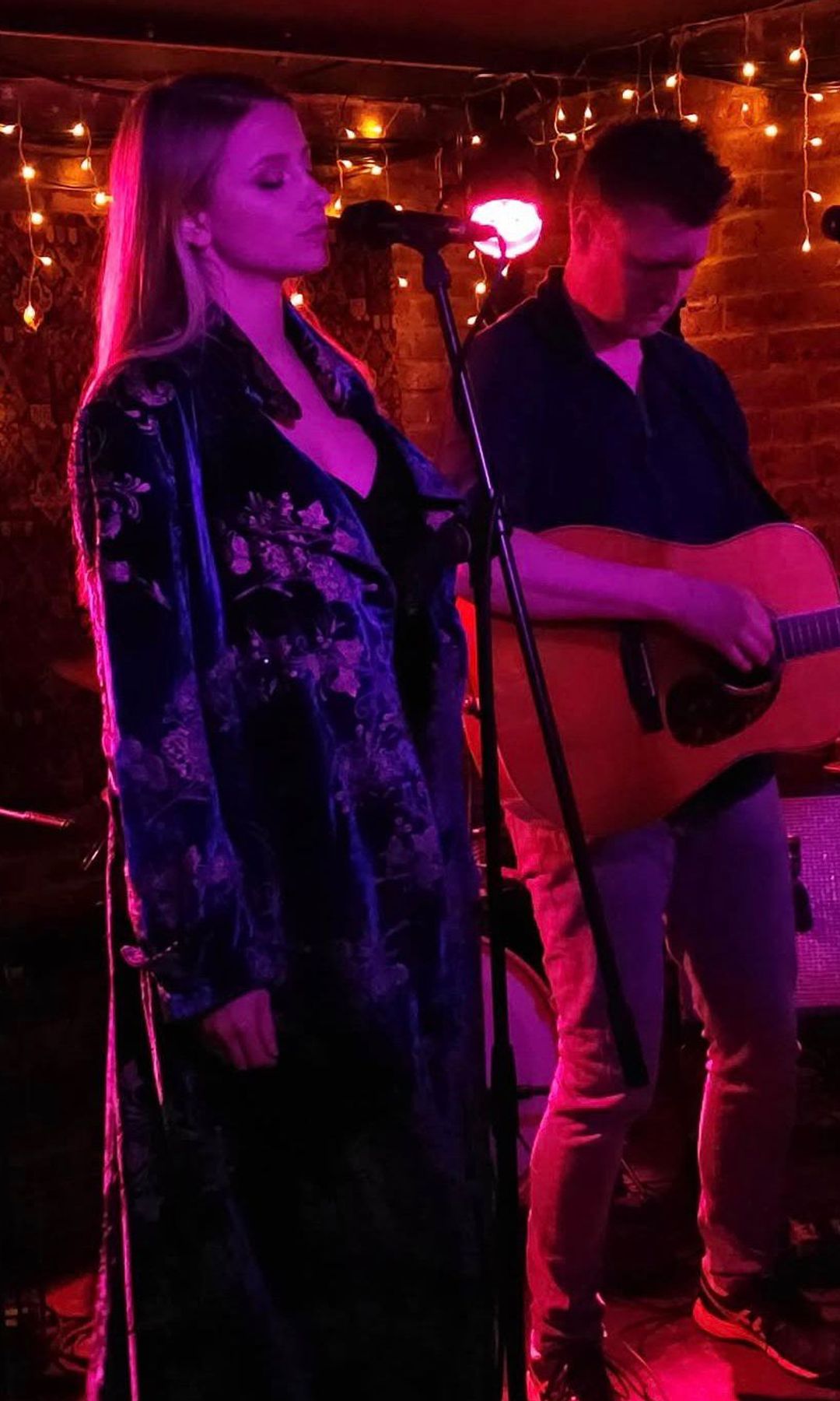 Isabel Getty: en su actuación, con su banda Jean Marlow