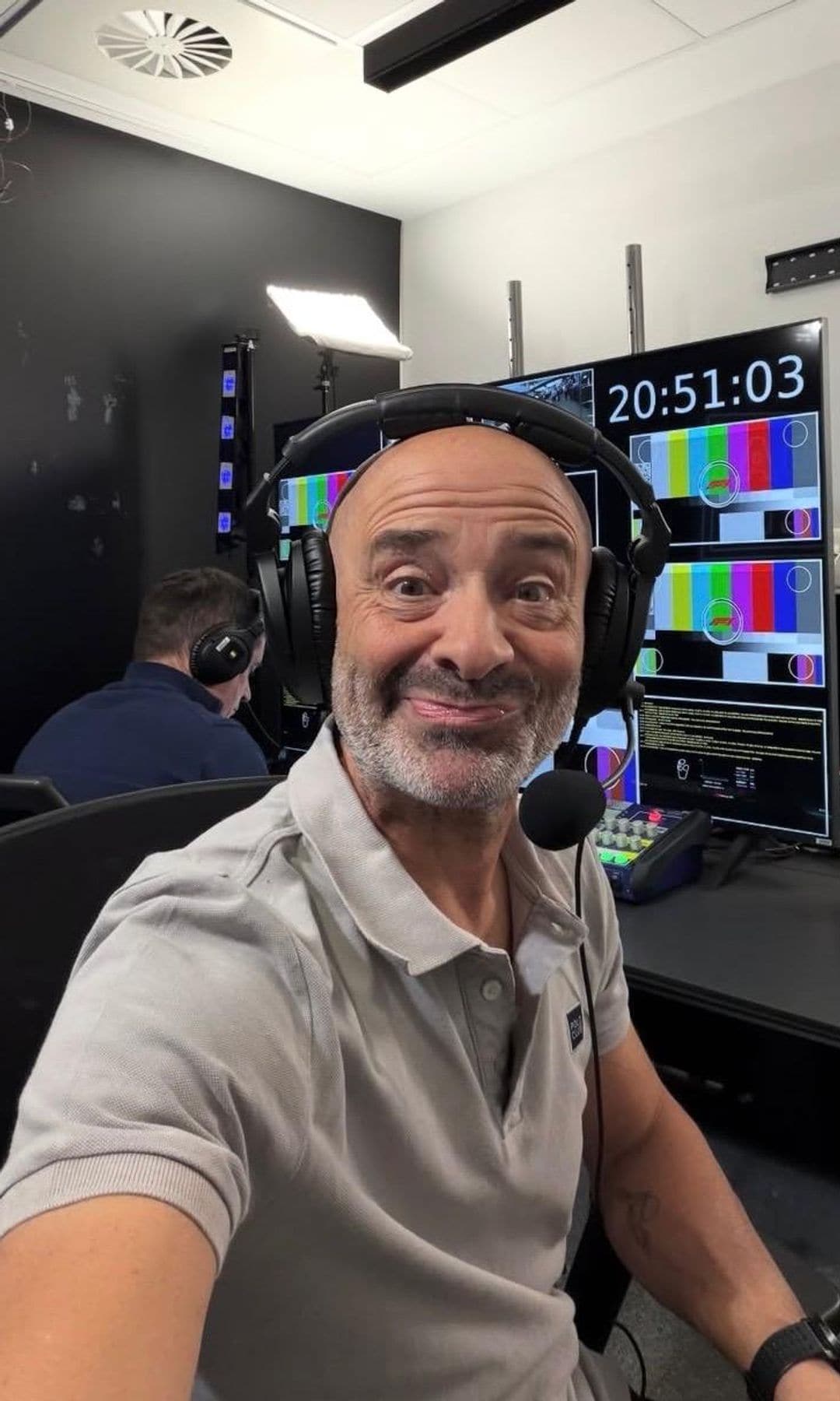 Antonio Lobato en los estudios para poner voz a la Fórmula 1