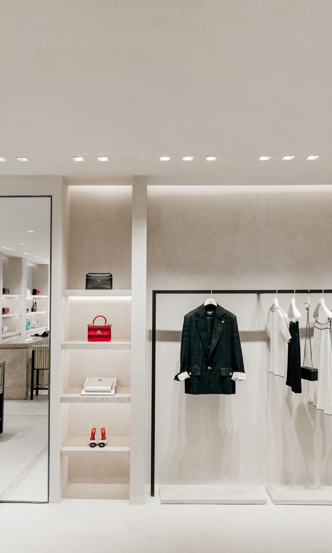 La boutique incluye una selección de piezas de la colección Otoño-Invierno de Matthieu Blazy.