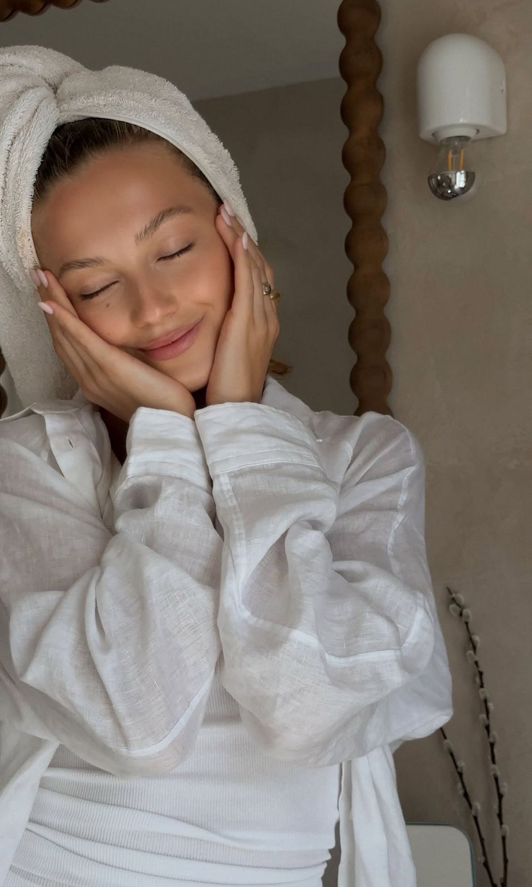 La actriz y creadora de contenido Zoe Pastelle en su momento skincare