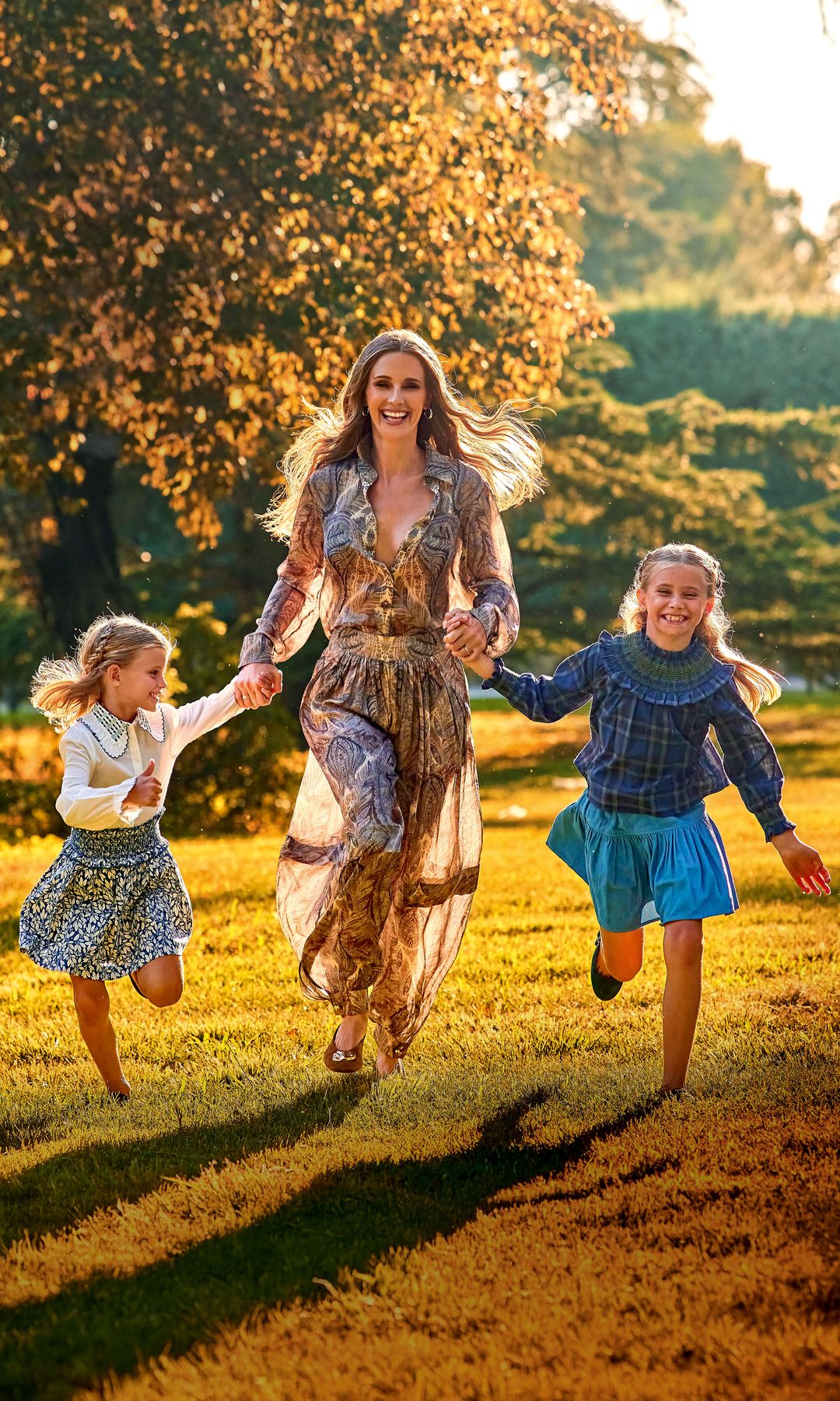 "La locura nunca pasa, porque van creciendo, pero demandan otro tipo de cosas; empiezan, digamos, a tener una vida social mucho más activa: los amigos, las actividades deportivas, los “hobbies”…", ríe Astrid junto a sus hijas, ella con blusa y pantalones de Zimmermann, bailarinas de Latouche El Corte Inglés y joyas de Aristocrazy; Liene y Álisse llevan "total look" de Coconut El Corte Inglés 