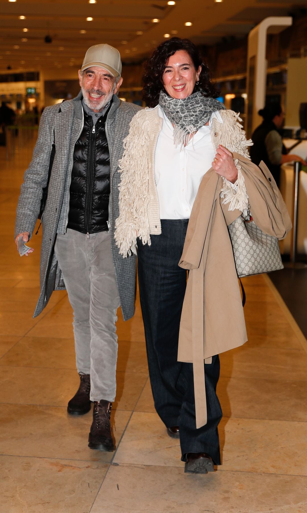 Imanol Arias y Nélida Grajales en el aeropuerto de Madrid  este jueves, 15 de enero