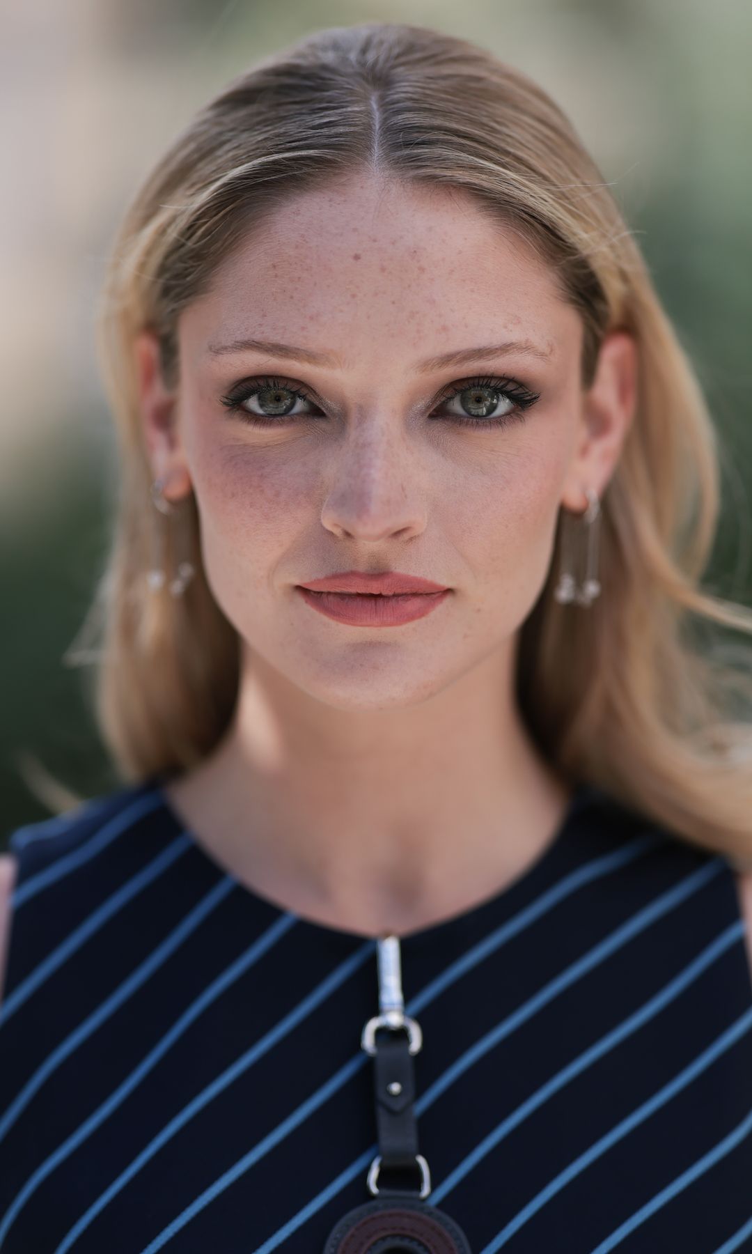  Mujer con cejas finas y rectas