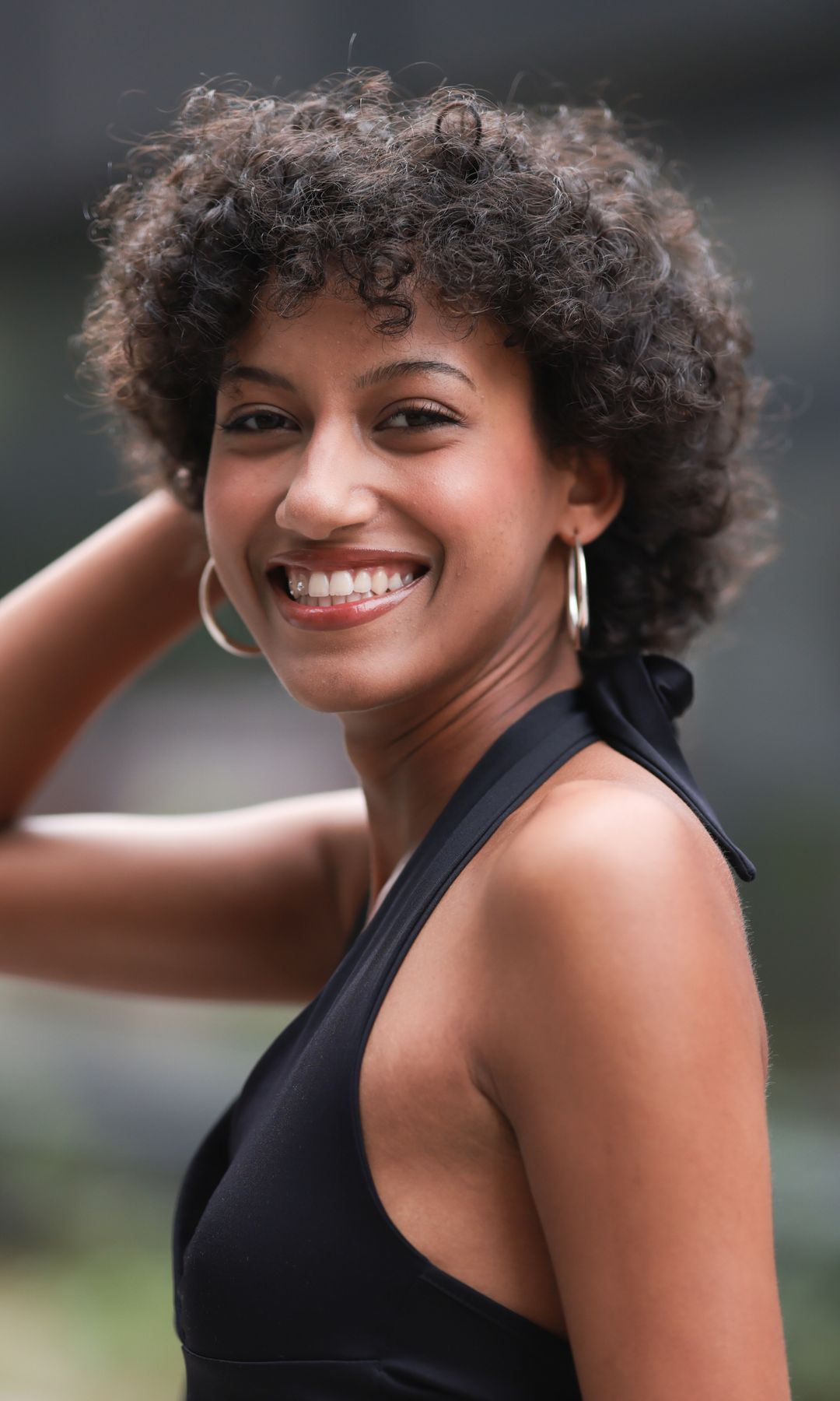  Mujer con cabello corto y rizado 
