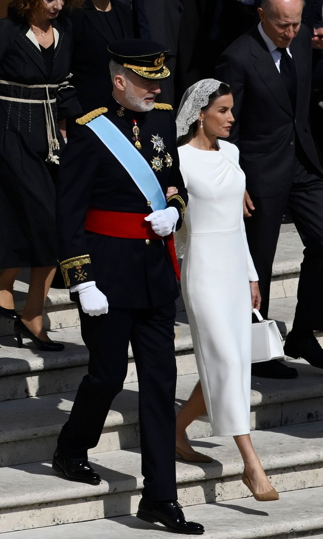 Letizia de España llegando junto al Rey Felipe VI a la misa de inicio