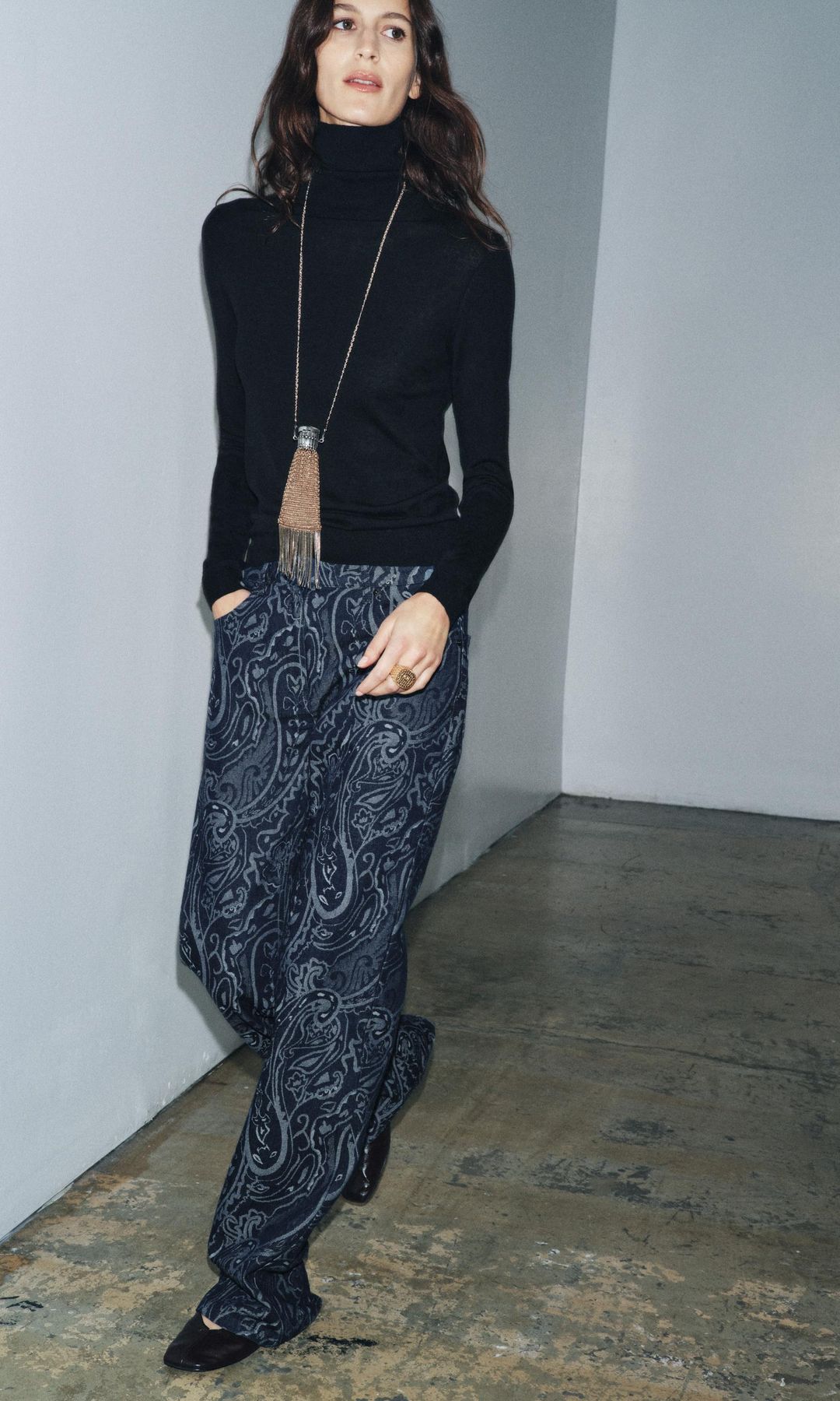 Pantalón denim de tiro medio y cintura con trabillas