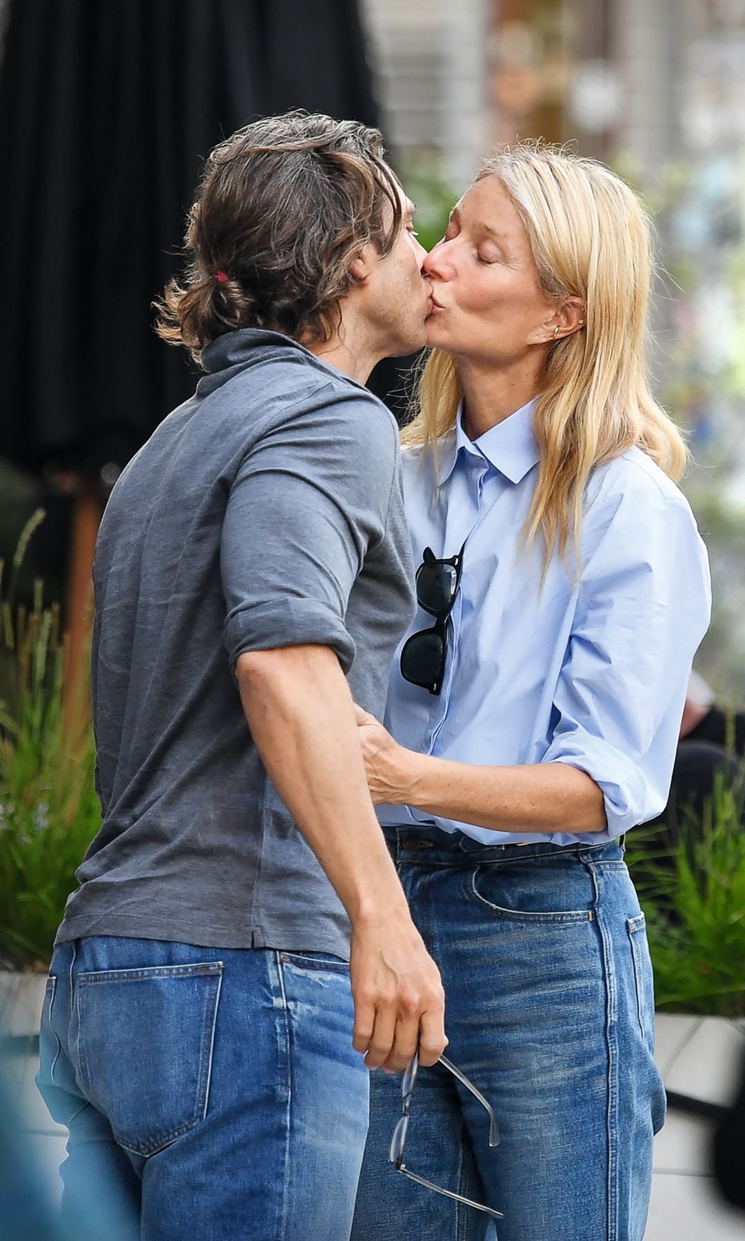 El romántico beso entre Gwyneth Paltrow y su marido, el productor Brad Falchuk, a la salida del restaurante neoyorquino donde almorzaron juntos