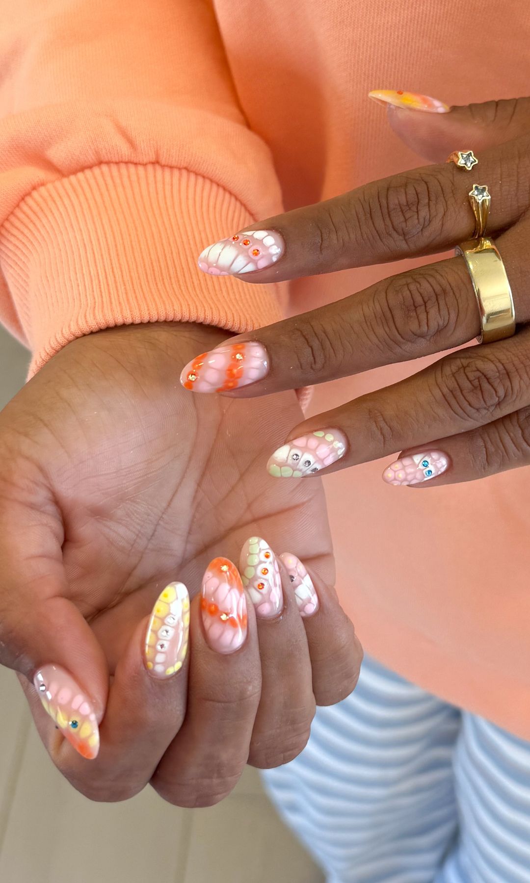 Manicura de manchas multicolor