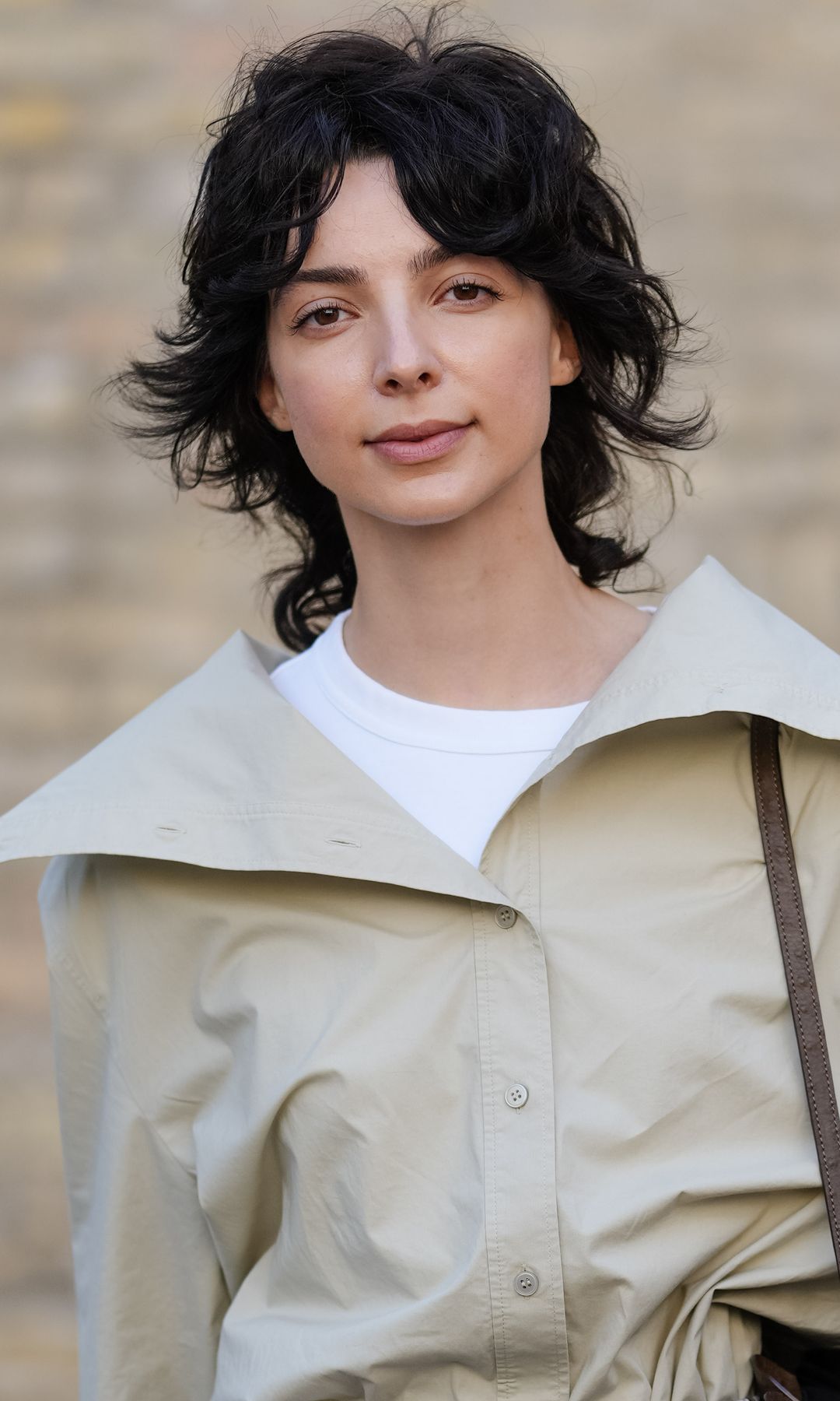 Mujer con cabello corto a capas cortas