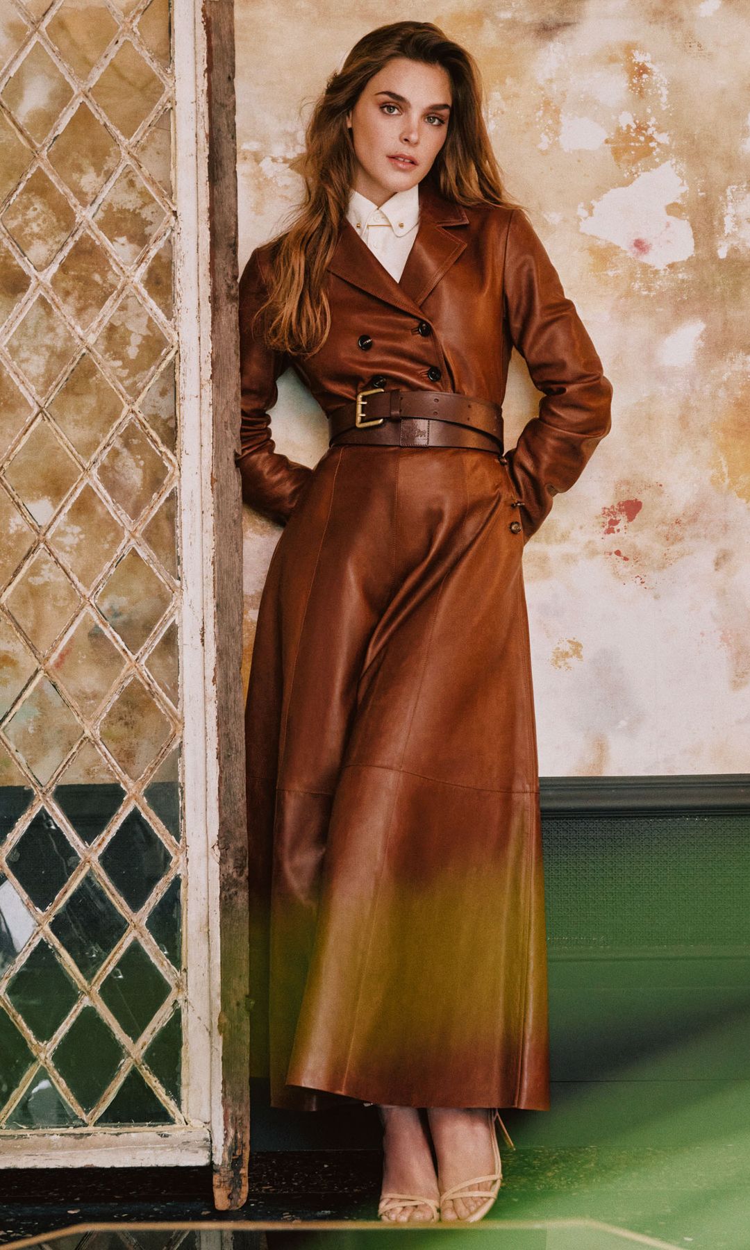 Judith Fernández posa de pie con gabardina