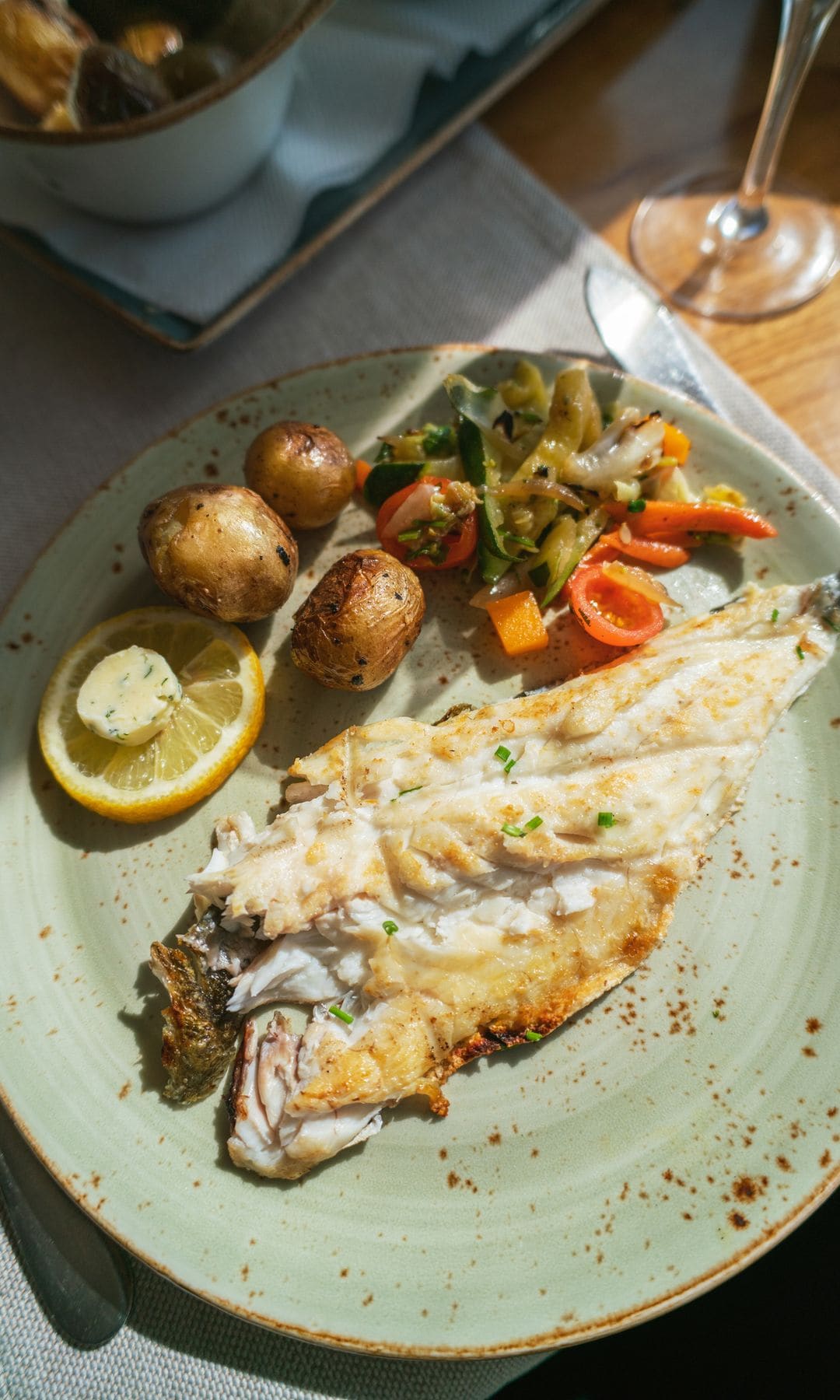 Pescado a la parrilla con verduras y patatas