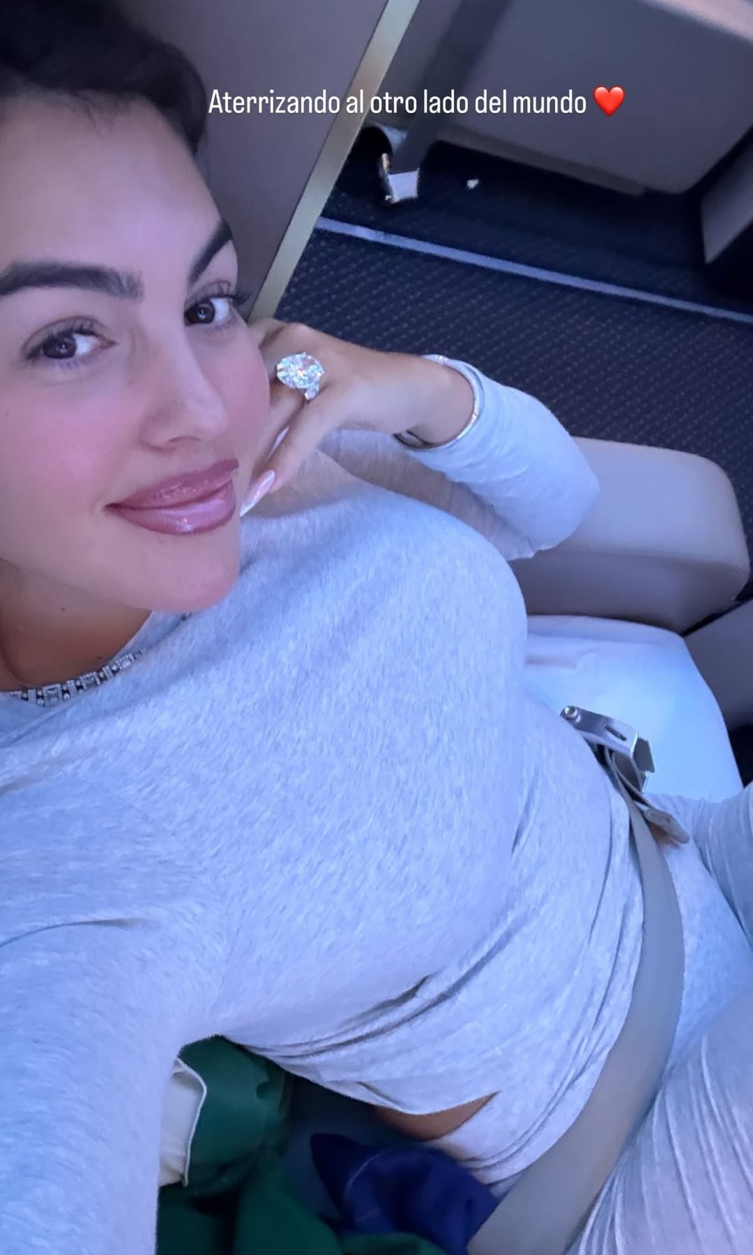 Georgina Rodríguez con chándal gris claro en el avión y manicura francesa micro
