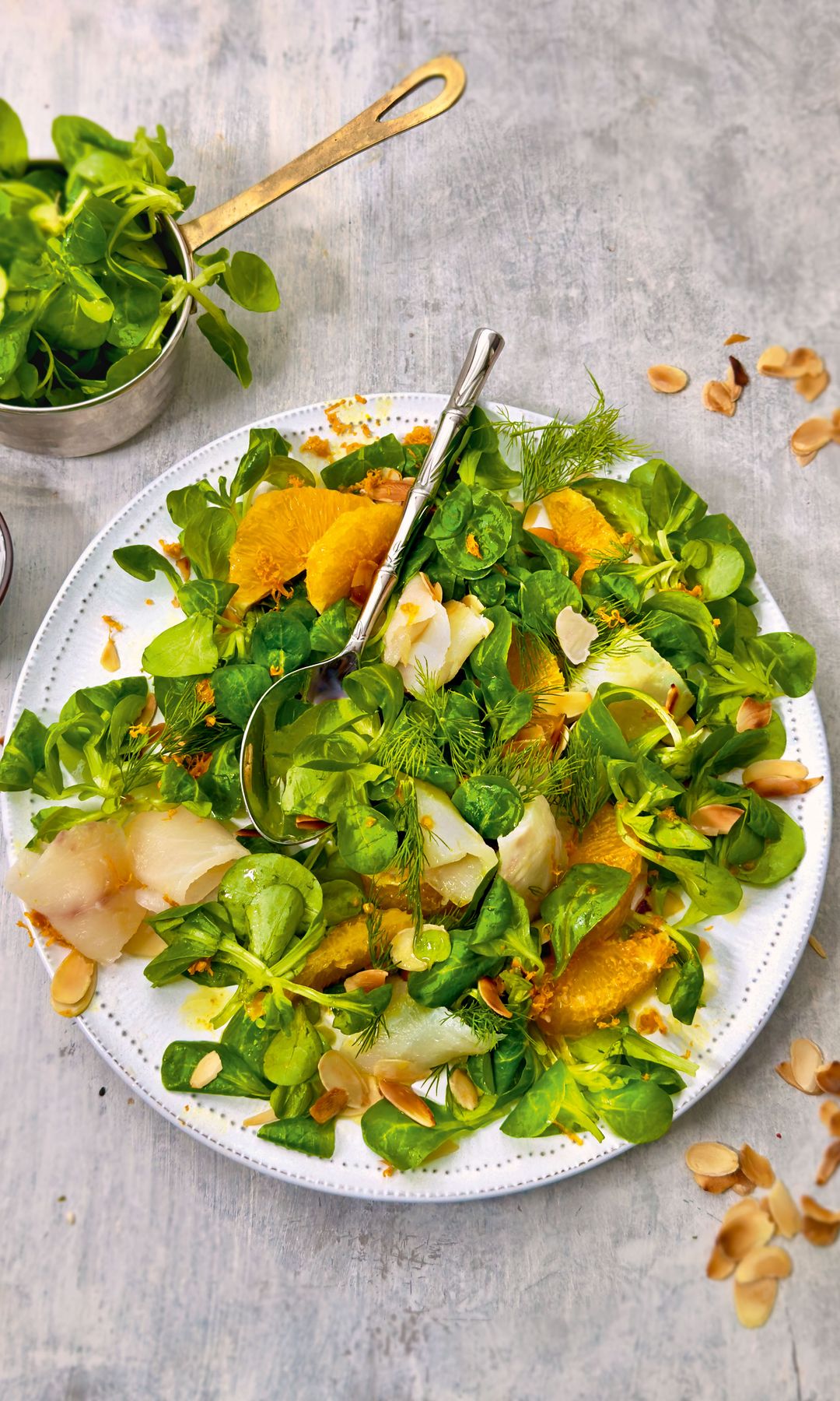 Ensalada de canónigos, bacalao ahumado y naranja