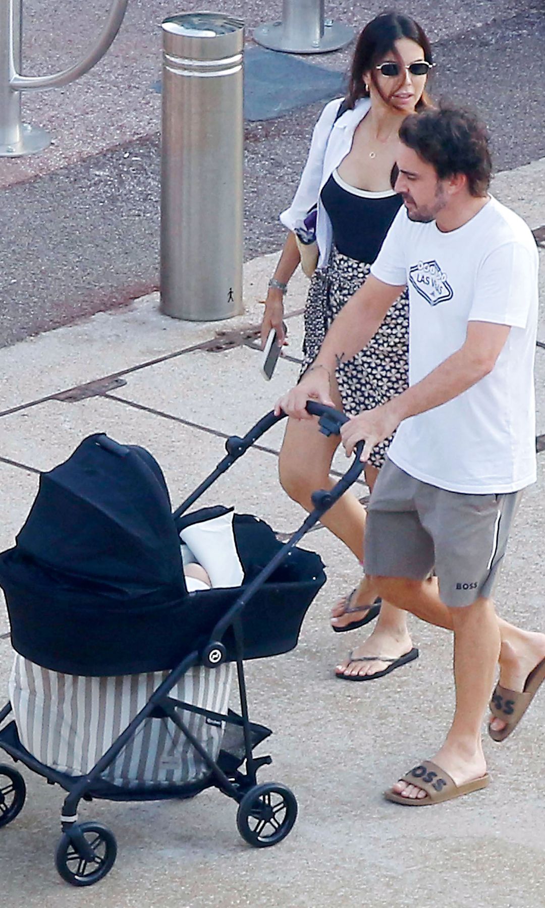 Fernando Alonso llevando el carrito del pequeño Leonard por Mónaco