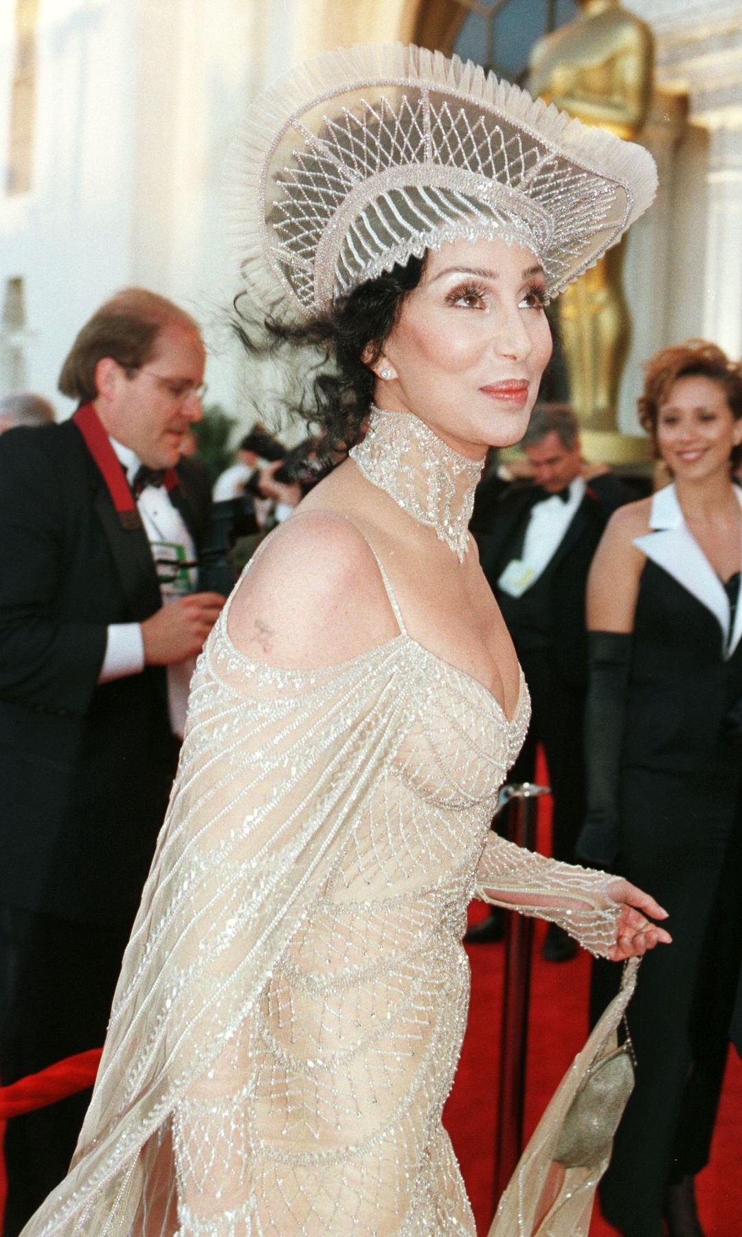 Cher en los Premios Oscar de 1998 con diseño de Bob Mackie