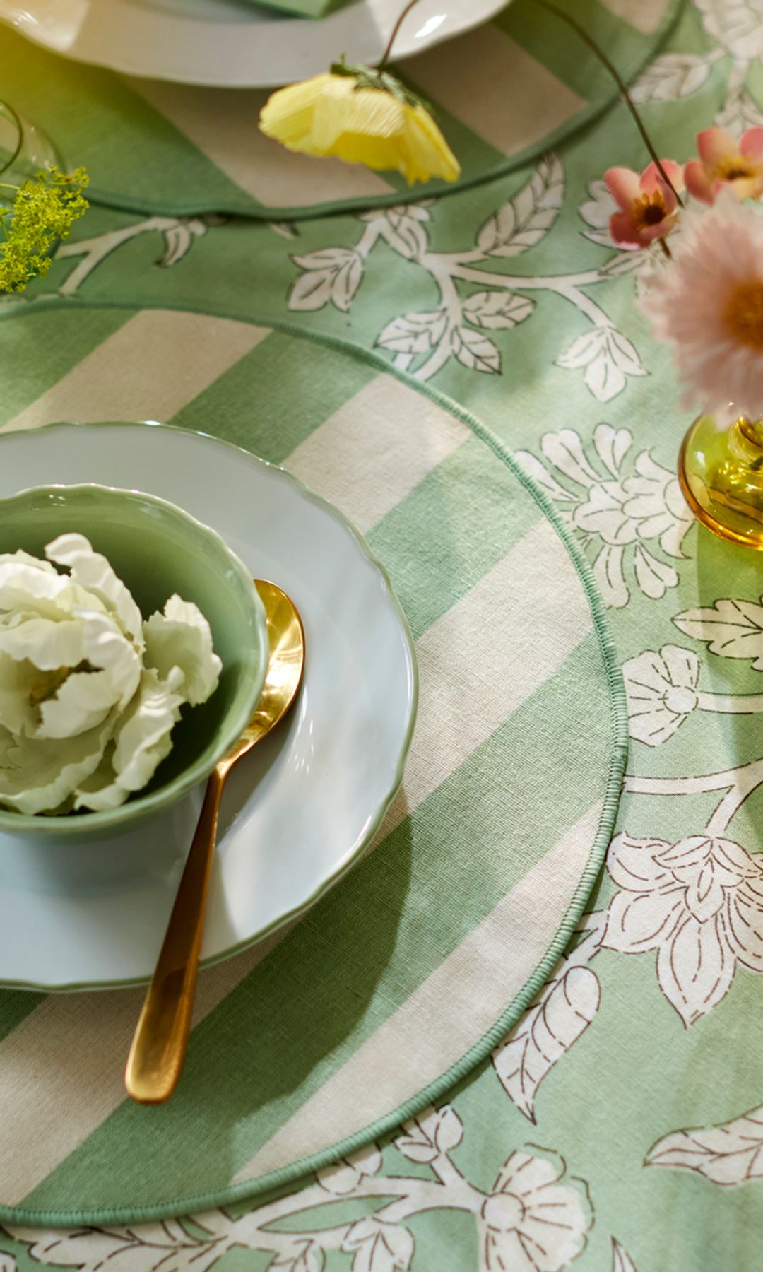 Mesa de primavera con individual a rayas