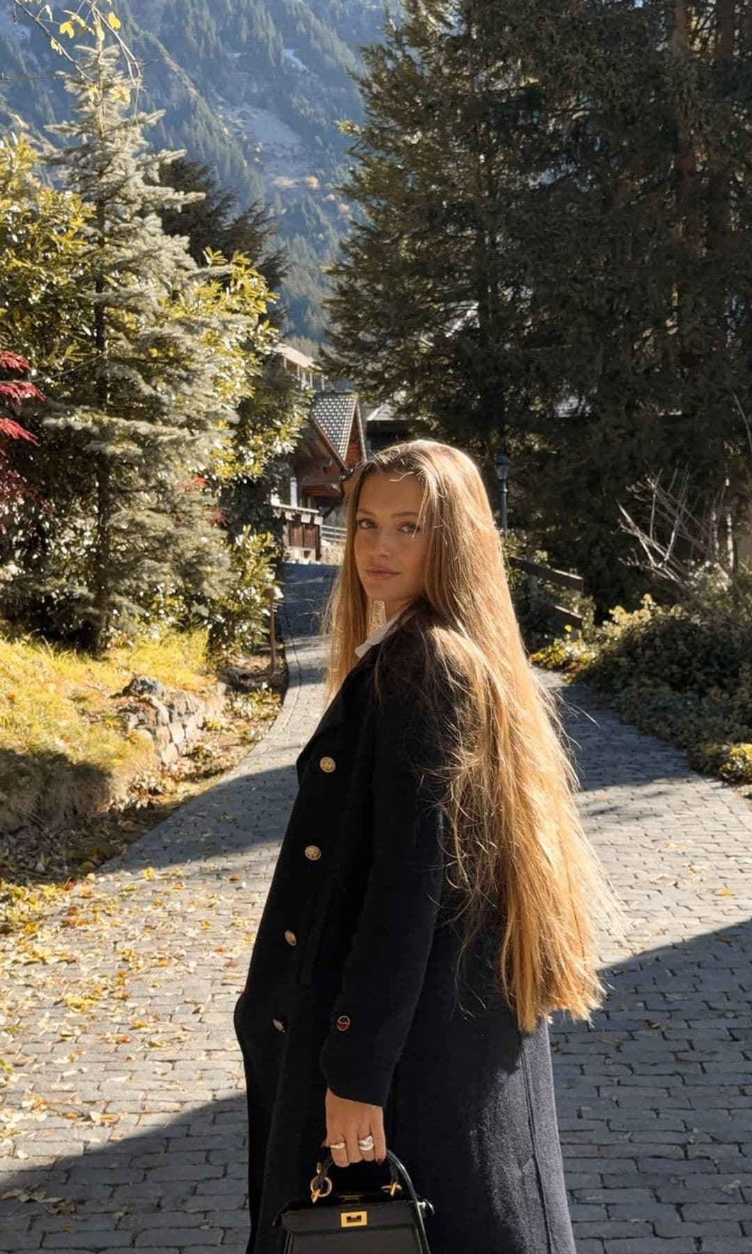 Zoe Pastelle posa mirando a cámara con su melena XL