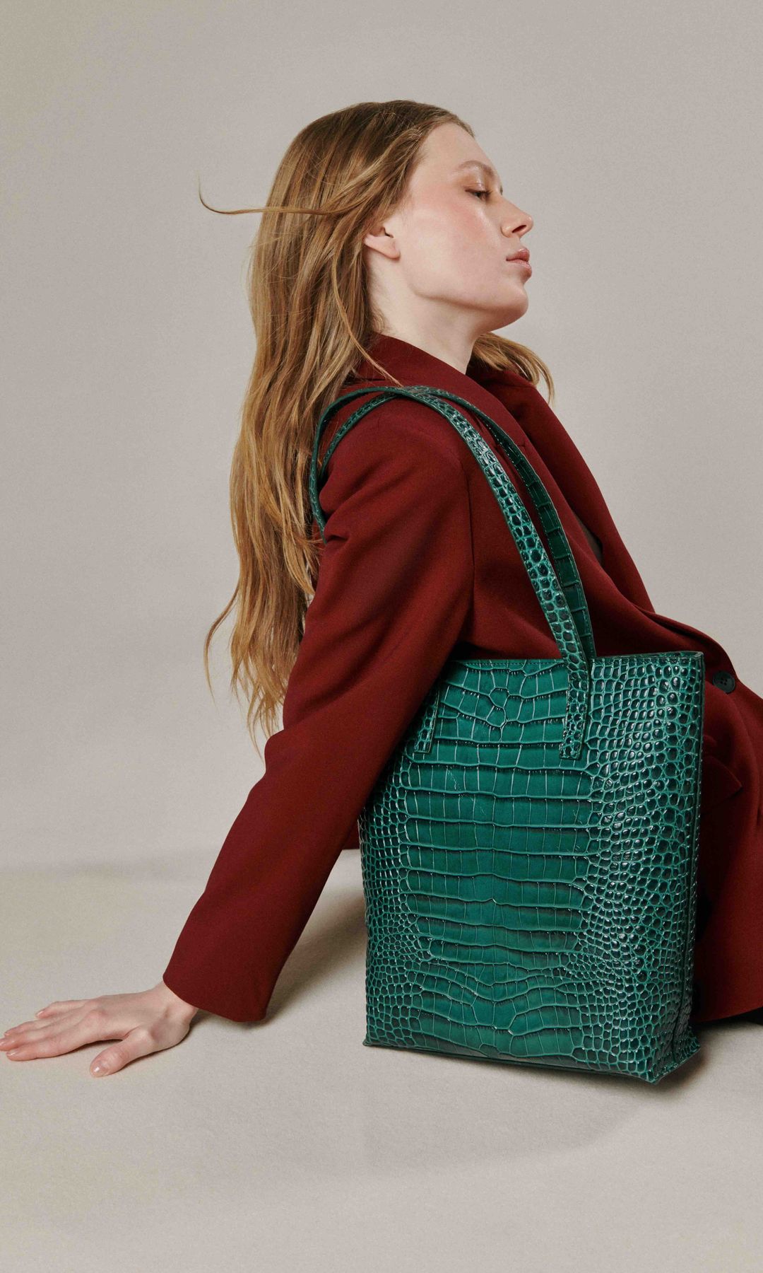 Bolso de piel en coco verde de Leandra (269 euros)