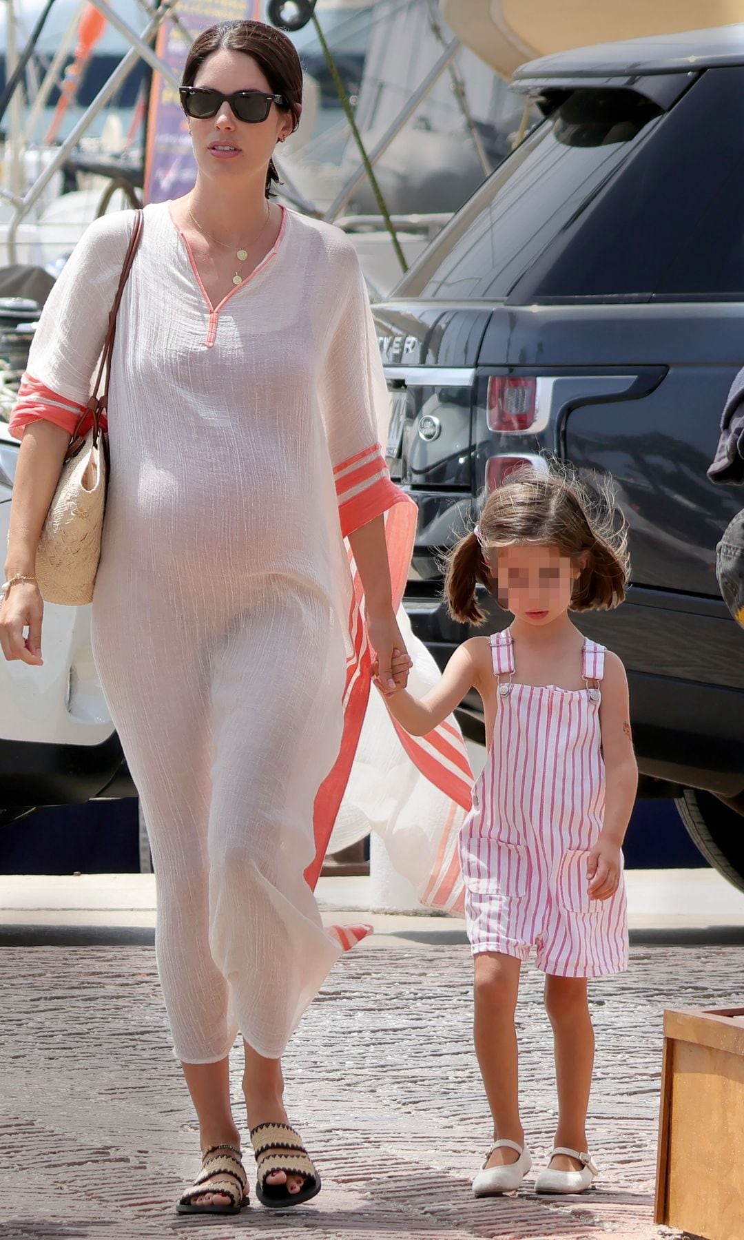 Sofía Palazuelo junto a su hija Rosario, de cuatro años