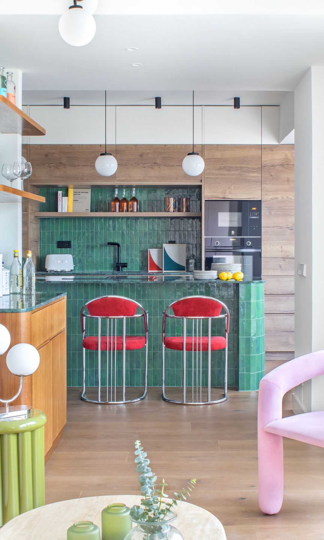 Cocina con isla revestida con azulejos