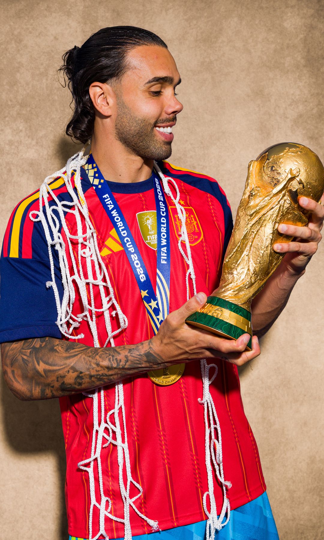 David Raya con la copa del mundo